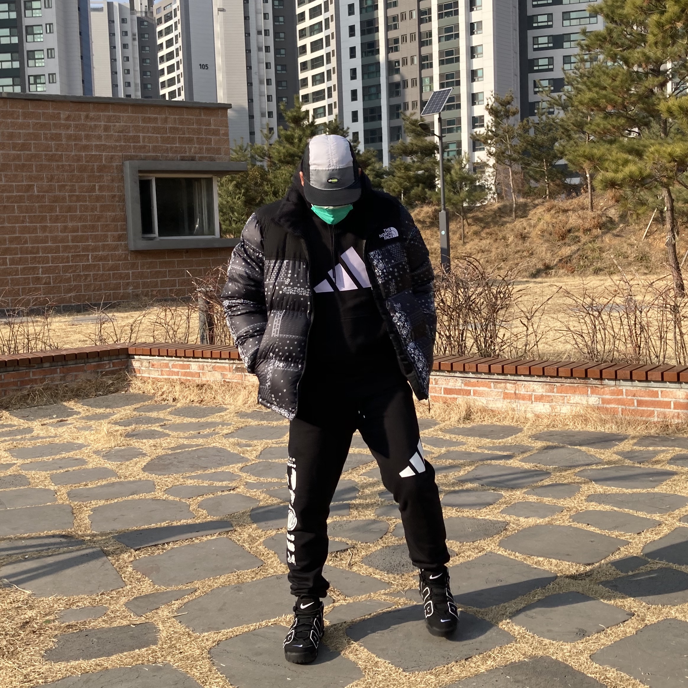The North Face White Label Bandana Nuptse Black, Nike Air More Uptempo Black White 2020 착용 스타일