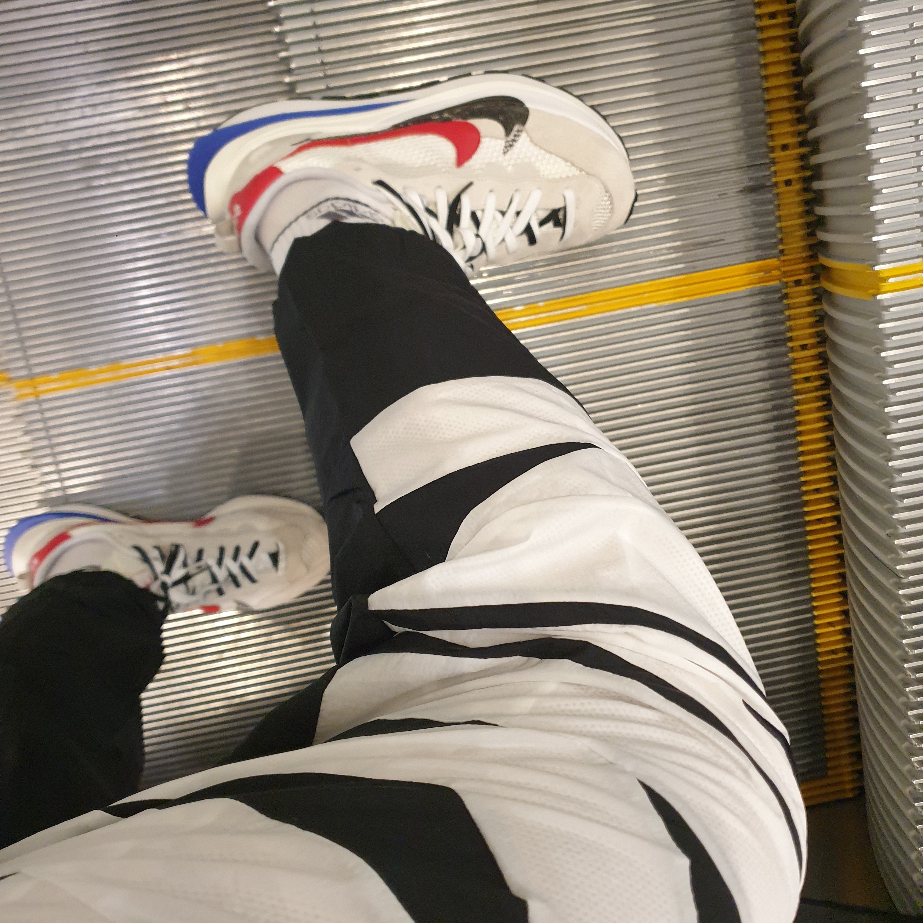 Nike x Sacai VaporWaffle Royal Fuchsia 착용 스타일