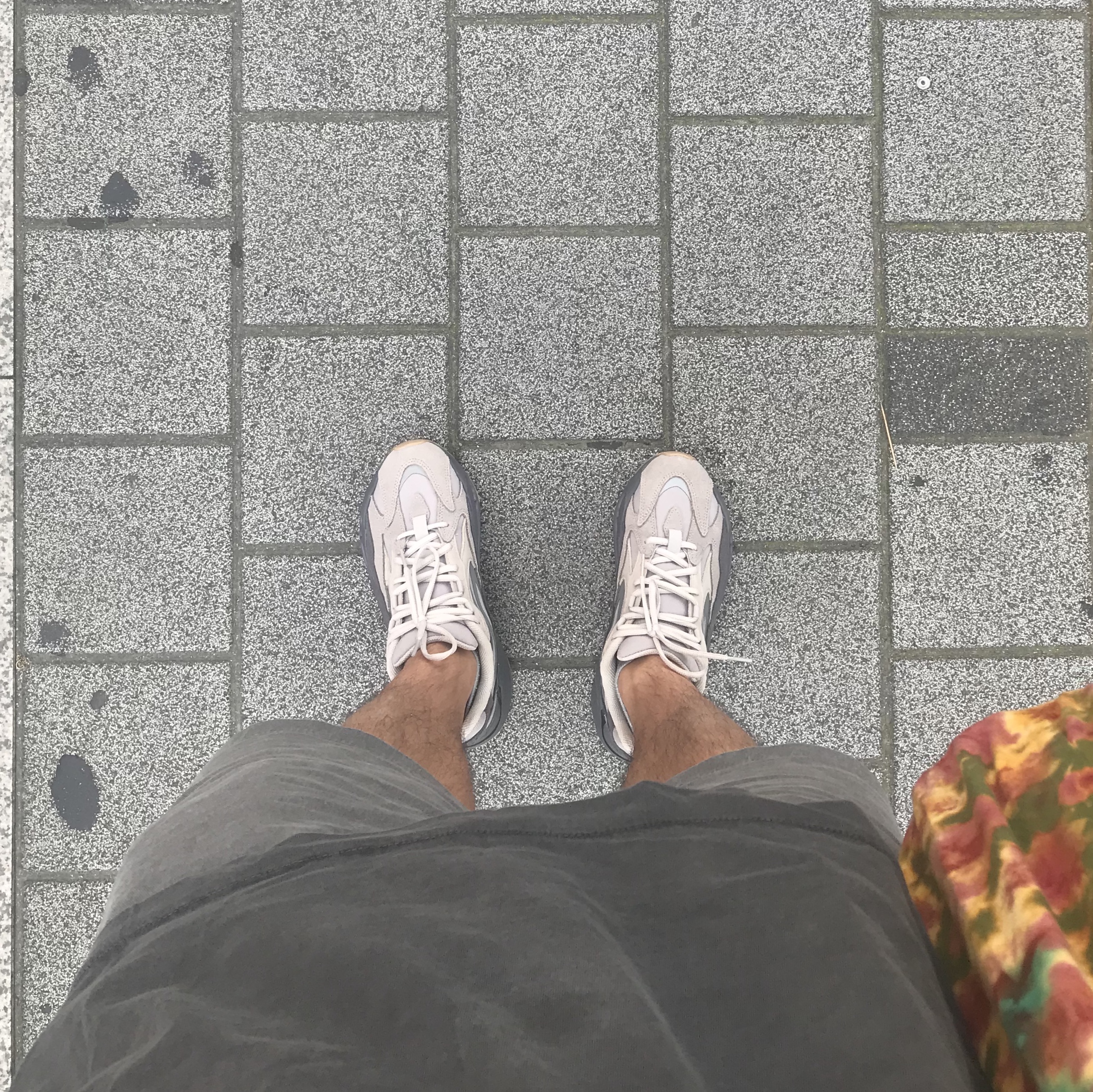 Adidas Yeezy Boost 700 V2 Tephra, (W) Nike x Off-White Vapor Street Tour Yellow 착용 스타일 - 1