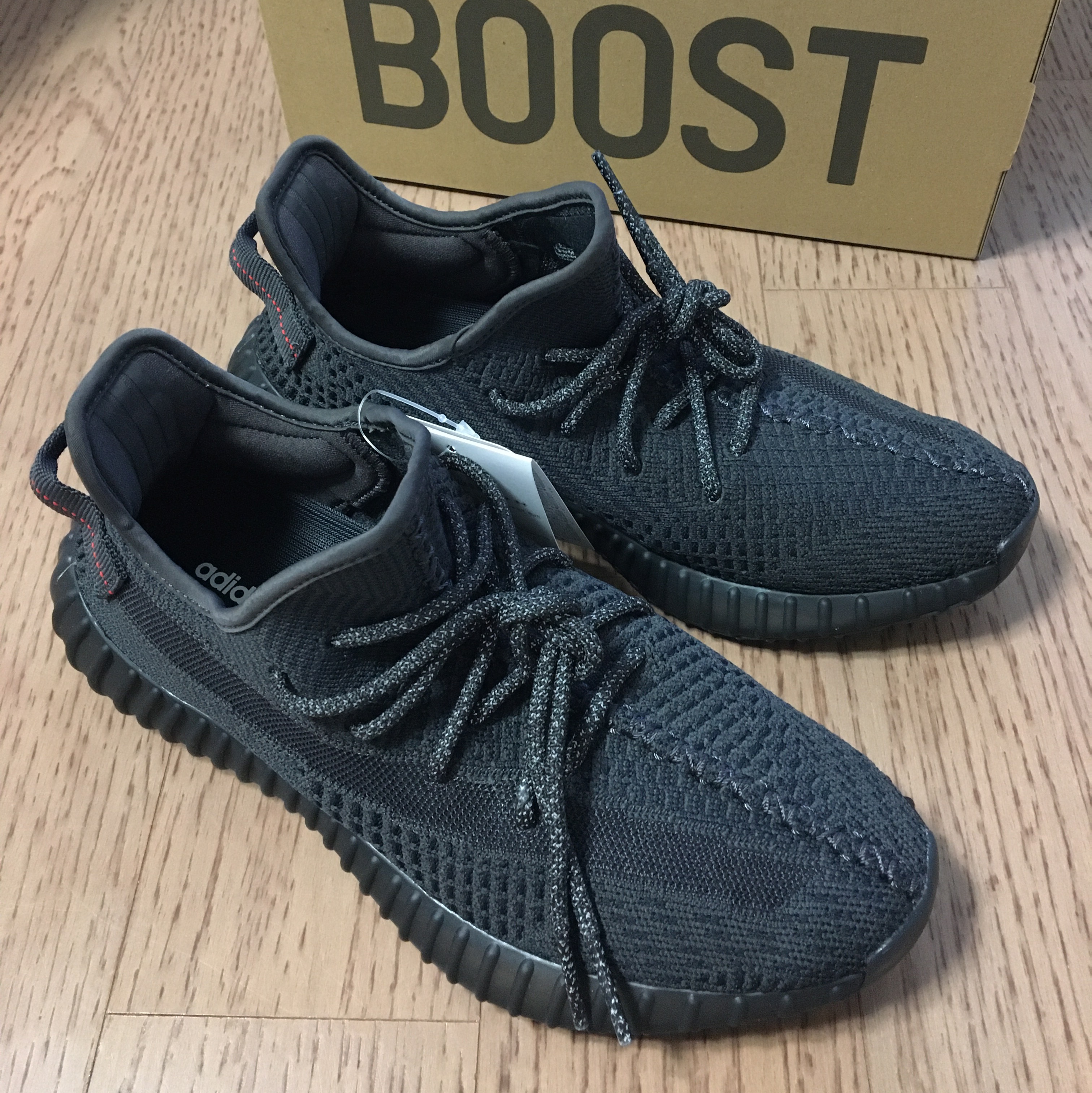 Adidas Yeezy Boost 350 V2 Black - Non-Reflective 착용 스타일