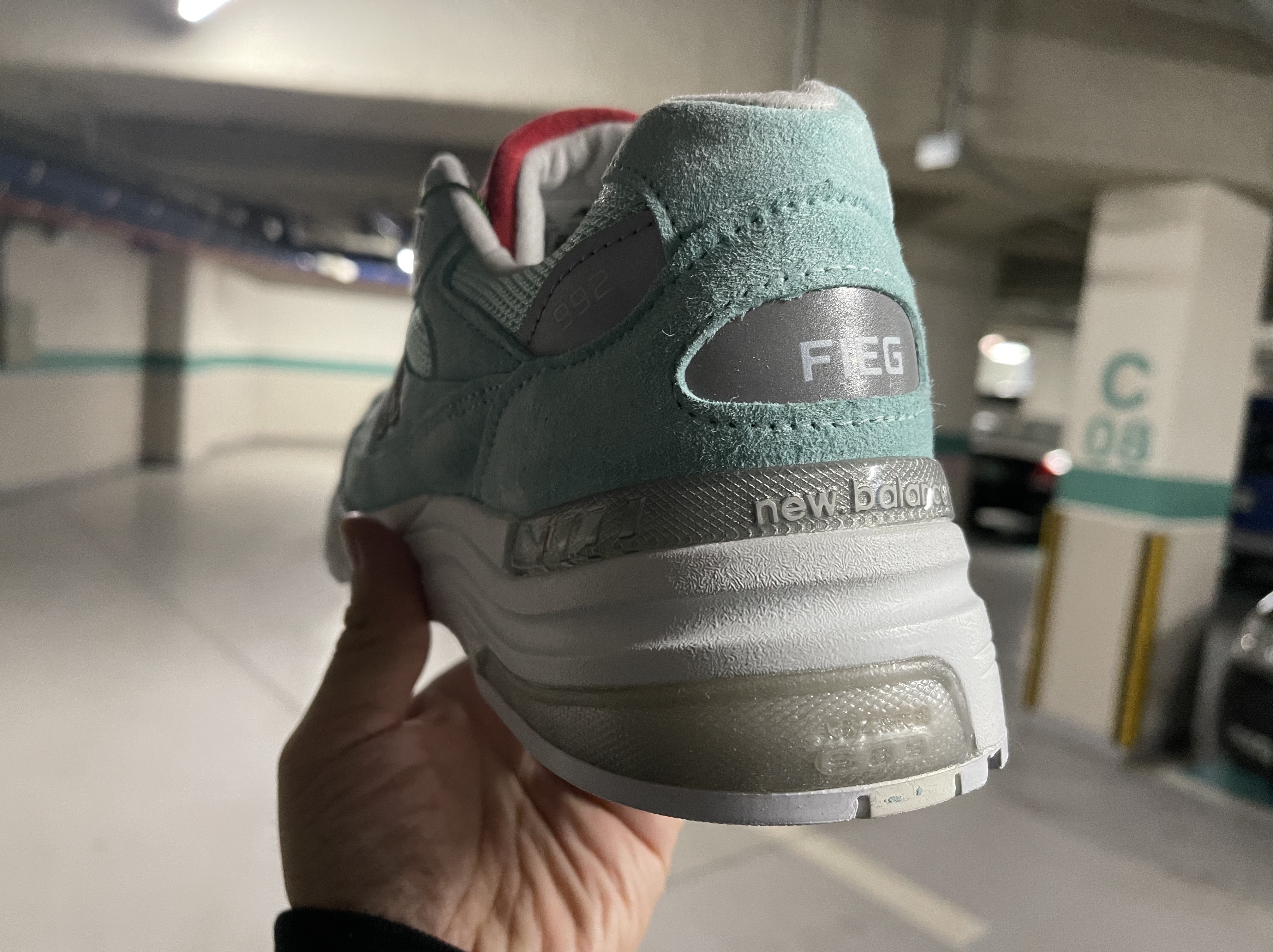 New Balance x Kith 992 Made in USA Kithmas Light Reef 착용 스타일 - 2