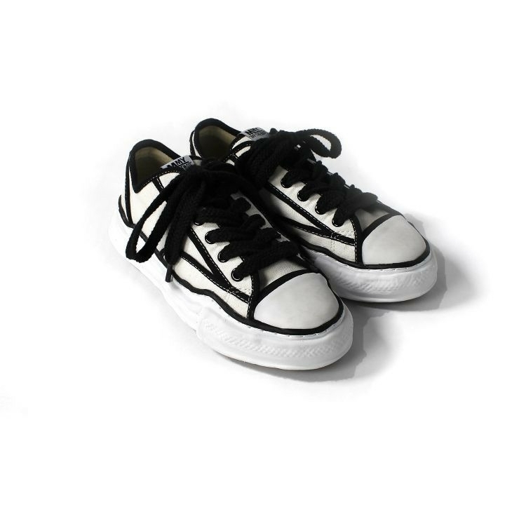 Maison Mihara Yasuhiro Peterson OG Sole Trick Detail Low Cut Sneakers White 착용 스타일 - 3