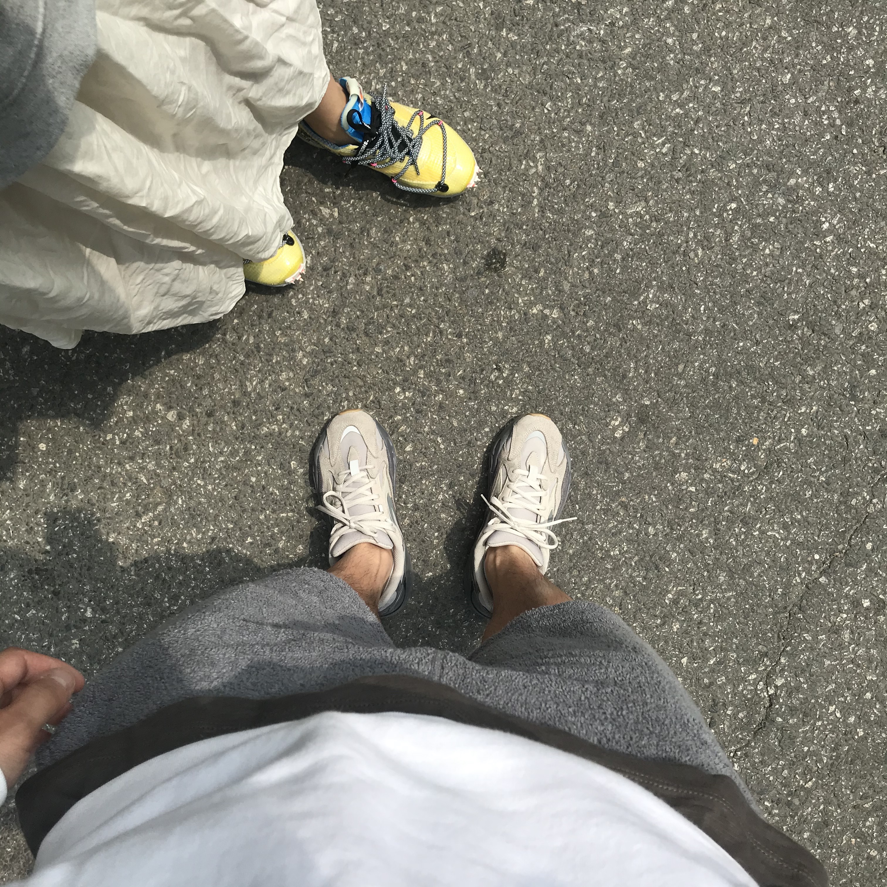 Adidas Yeezy Boost 700 V2 Tephra, (W) Nike x Off-White Vapor Street Tour Yellow 착용 스타일 - 2