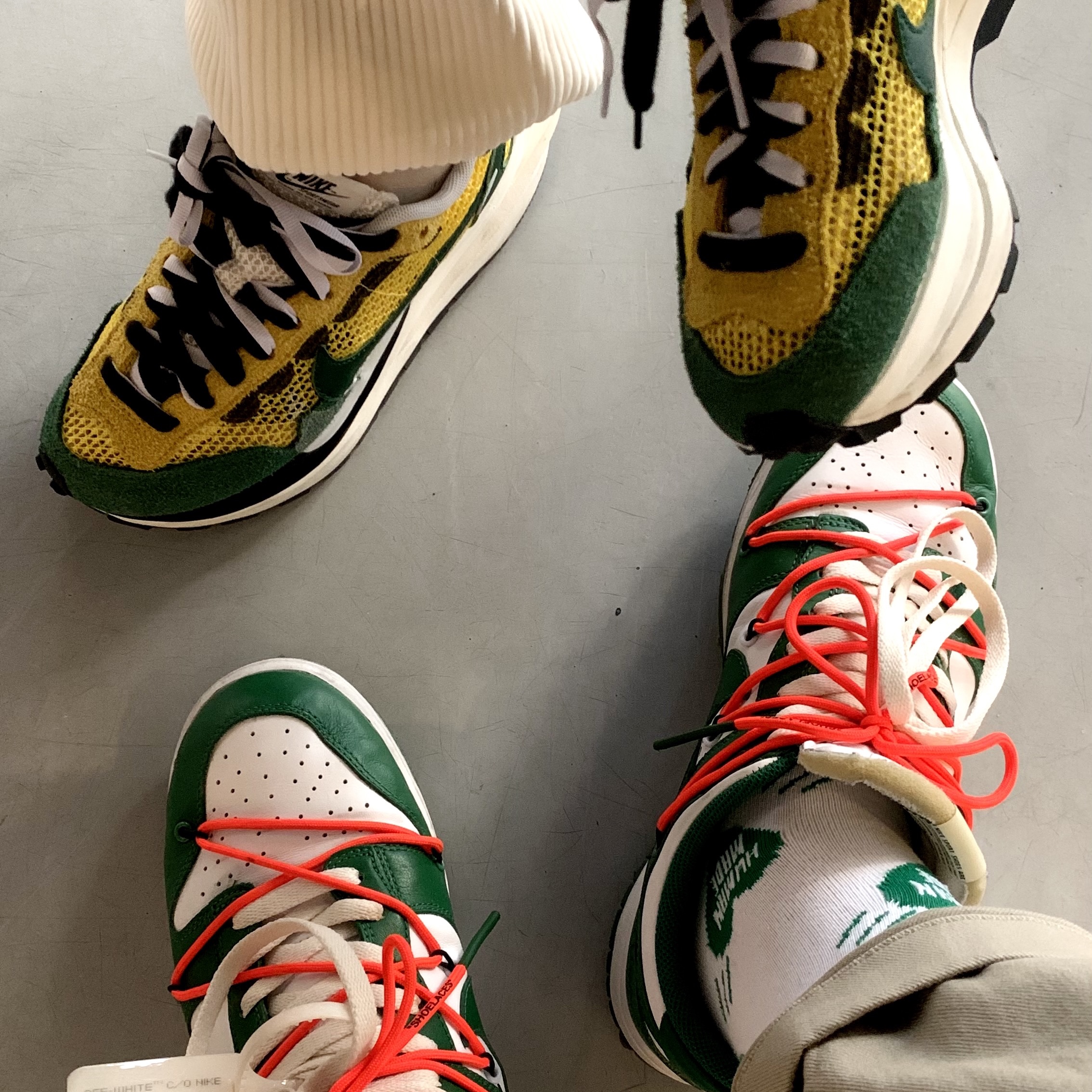 Nike x Sacai VaporWaffle Tour Yellow & Gorge Green Sail, Nike x Off-White Dunk Low Pine Green 착용 스타일