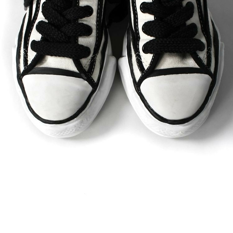 Maison Mihara Yasuhiro Peterson OG Sole Trick Detail Low Cut Sneakers White 착용 스타일 - 2