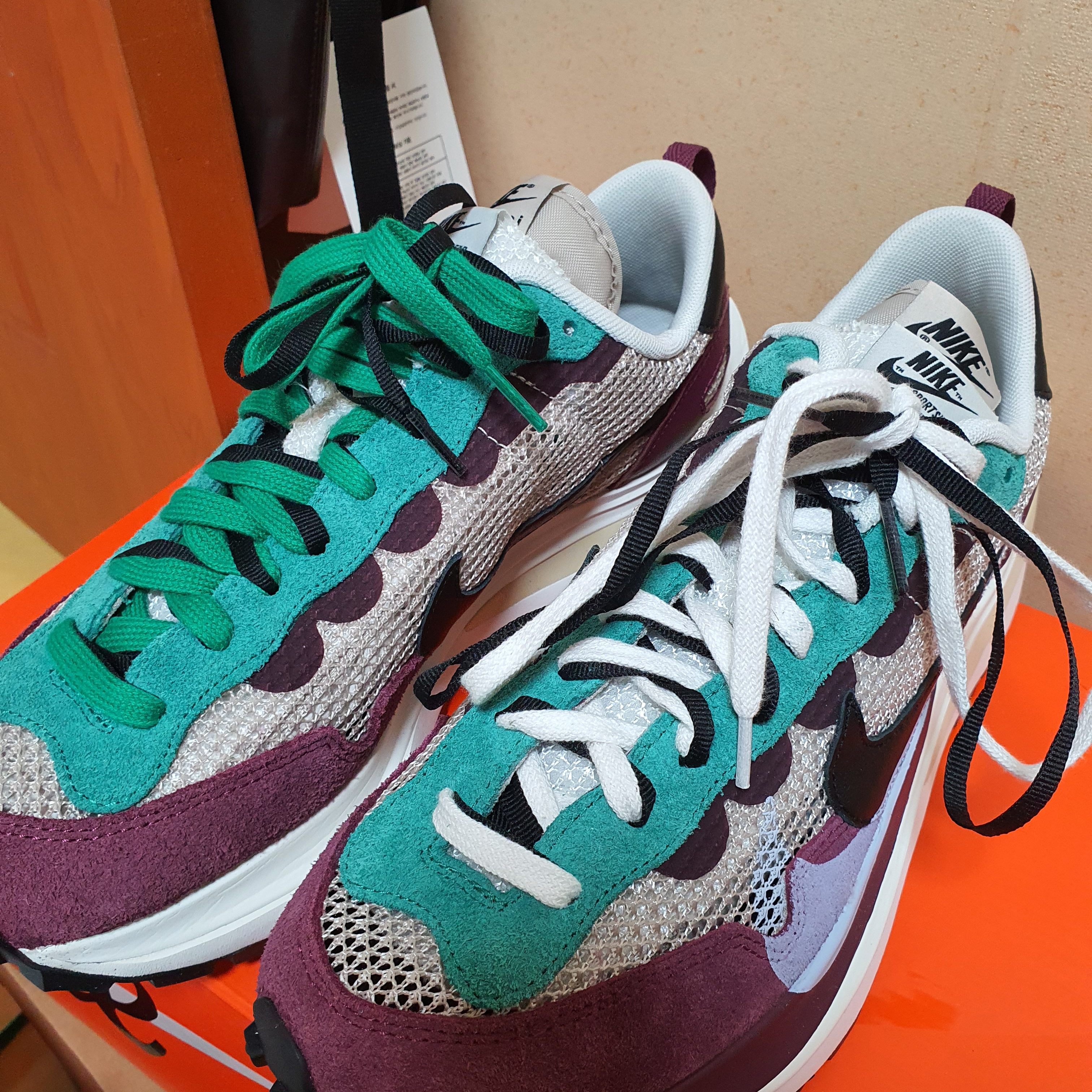 Nike x Sacai VaporWaffle String & Black Villain Red 착용 스타일