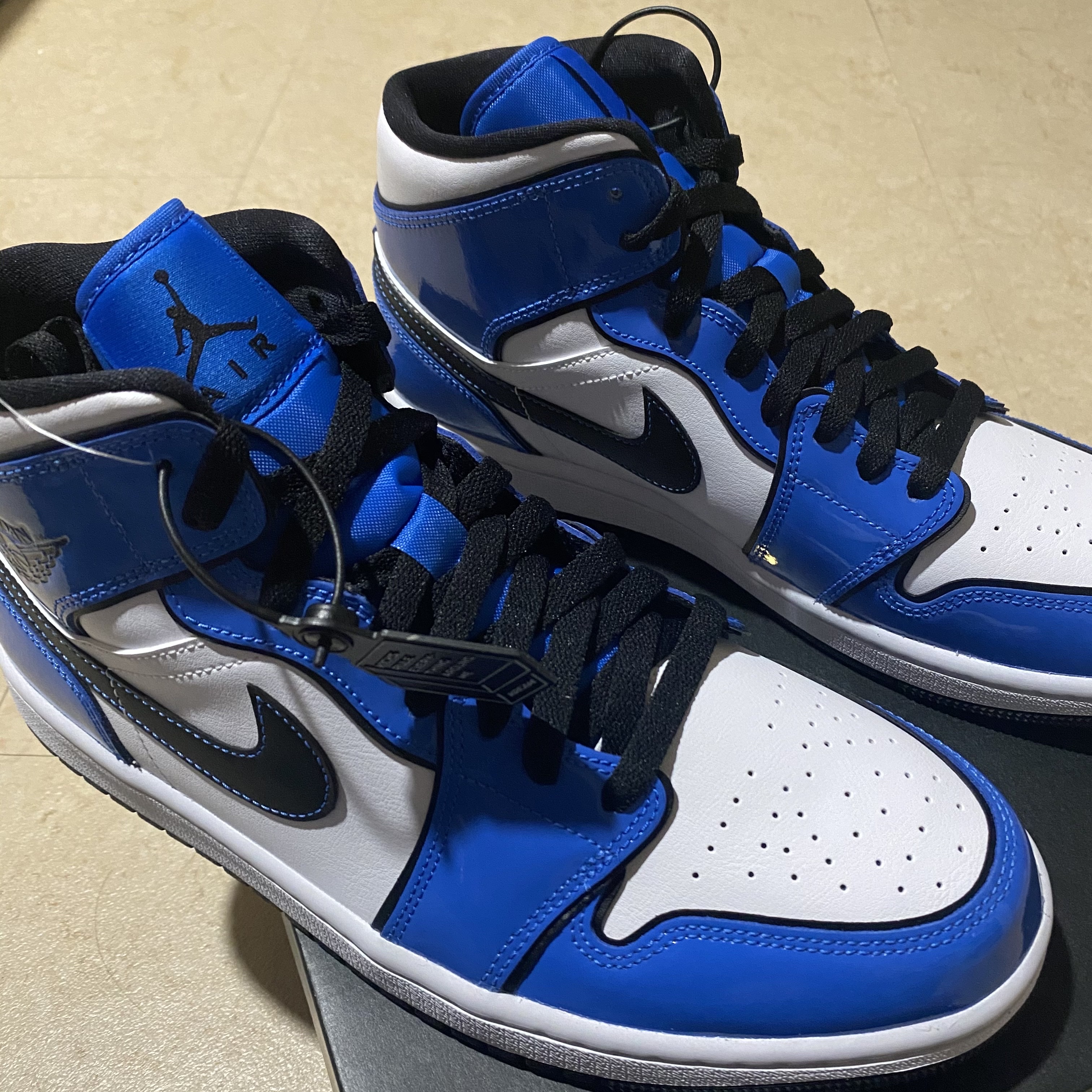 Jordan 1 Mid SE Signal Blue 착용 스타일