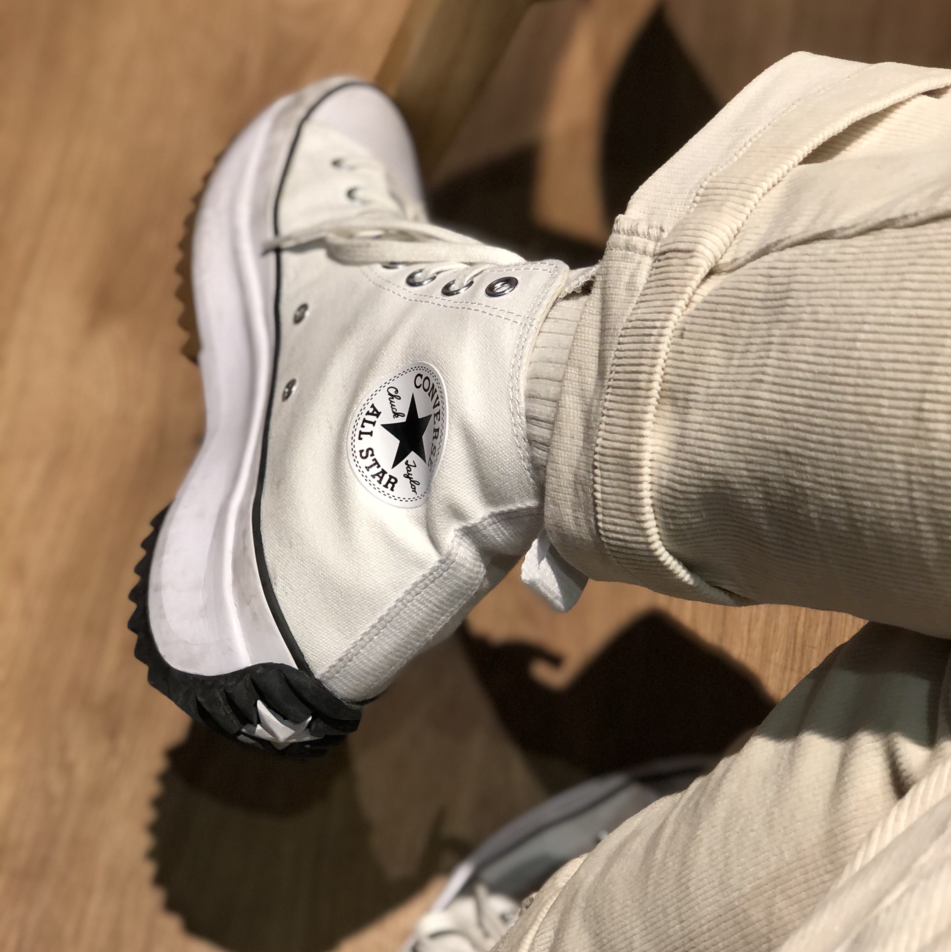Converse Run Star Hike Hi White Black Gum 착용 스타일 - 1