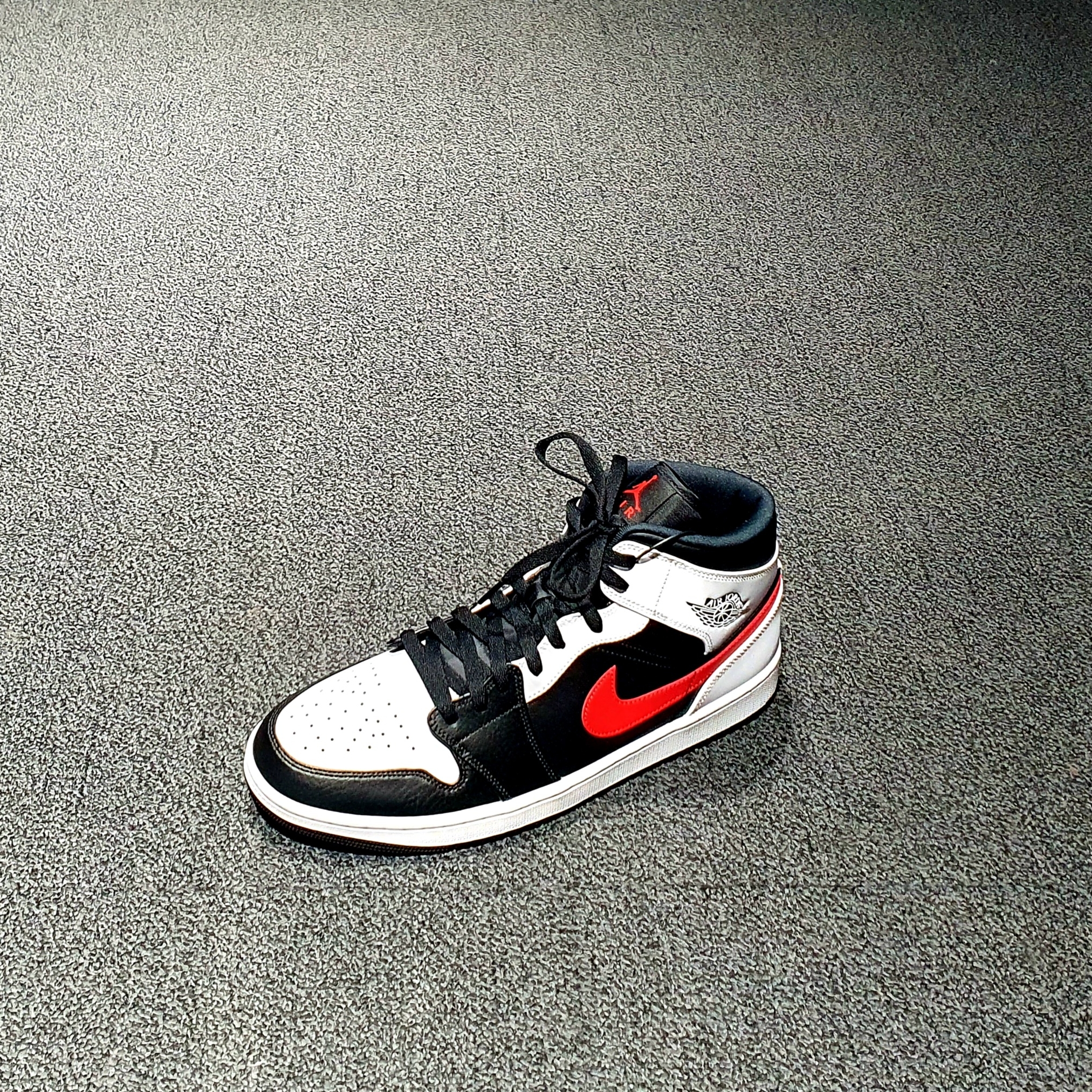 Jordan 1 Mid Black Chile Red 착용 스타일
