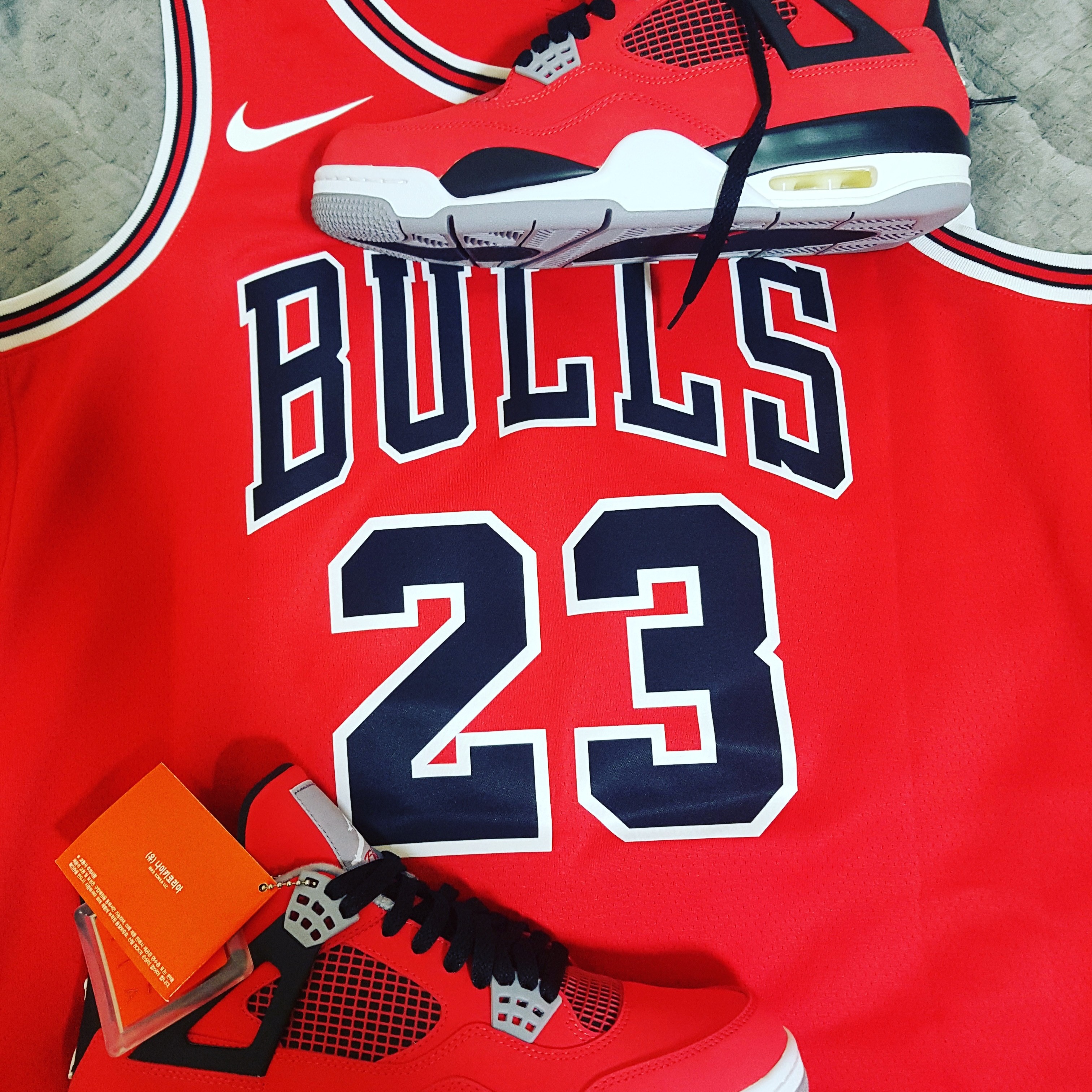Jordan 4 Retro Toro Bravo, Jordan 1 Mid SE Lakers 착용 스타일 - 1