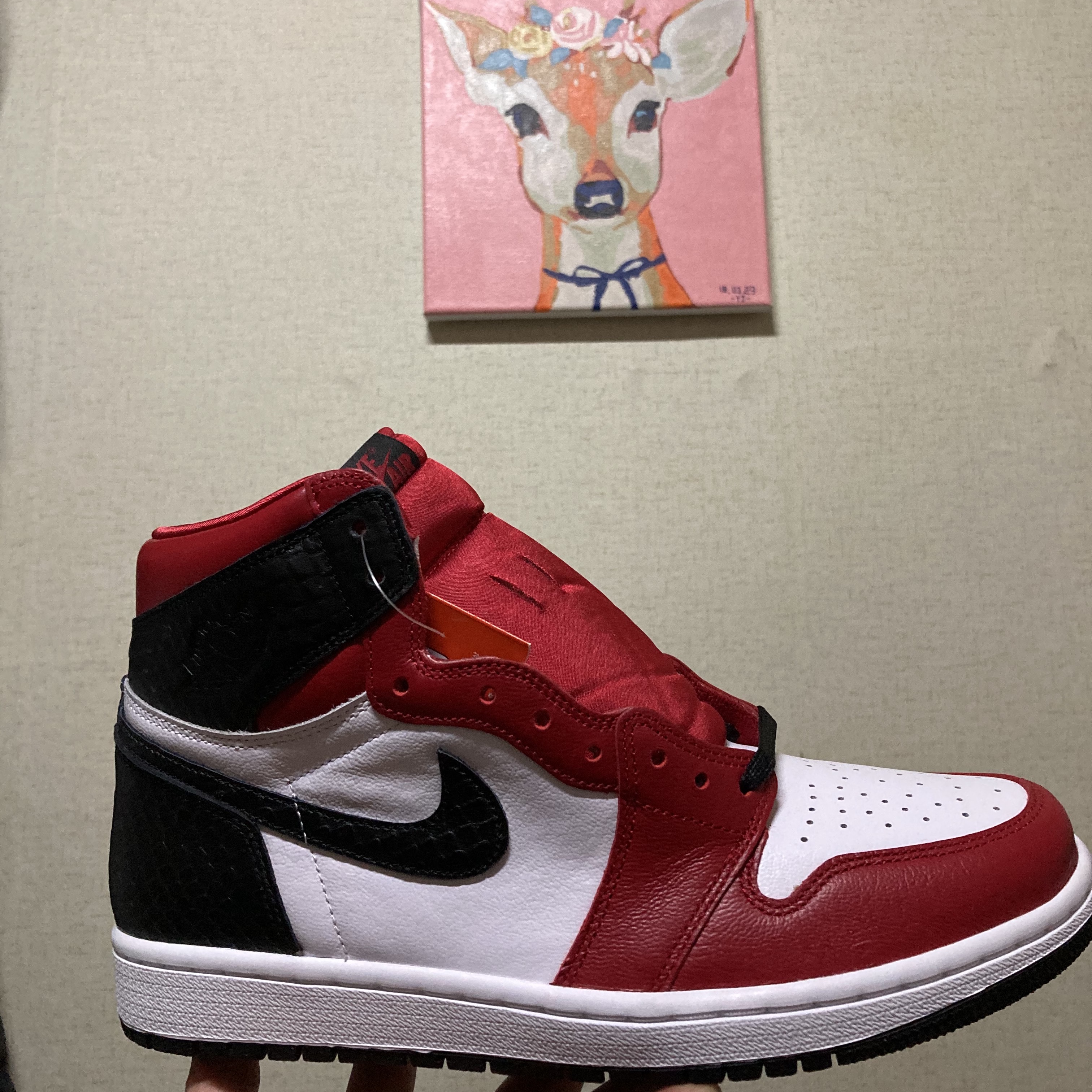 (W) Jordan 1 Retro High Satin Red, Jordan 1 Retro High OG Black Mocha 착용 스타일 - 1