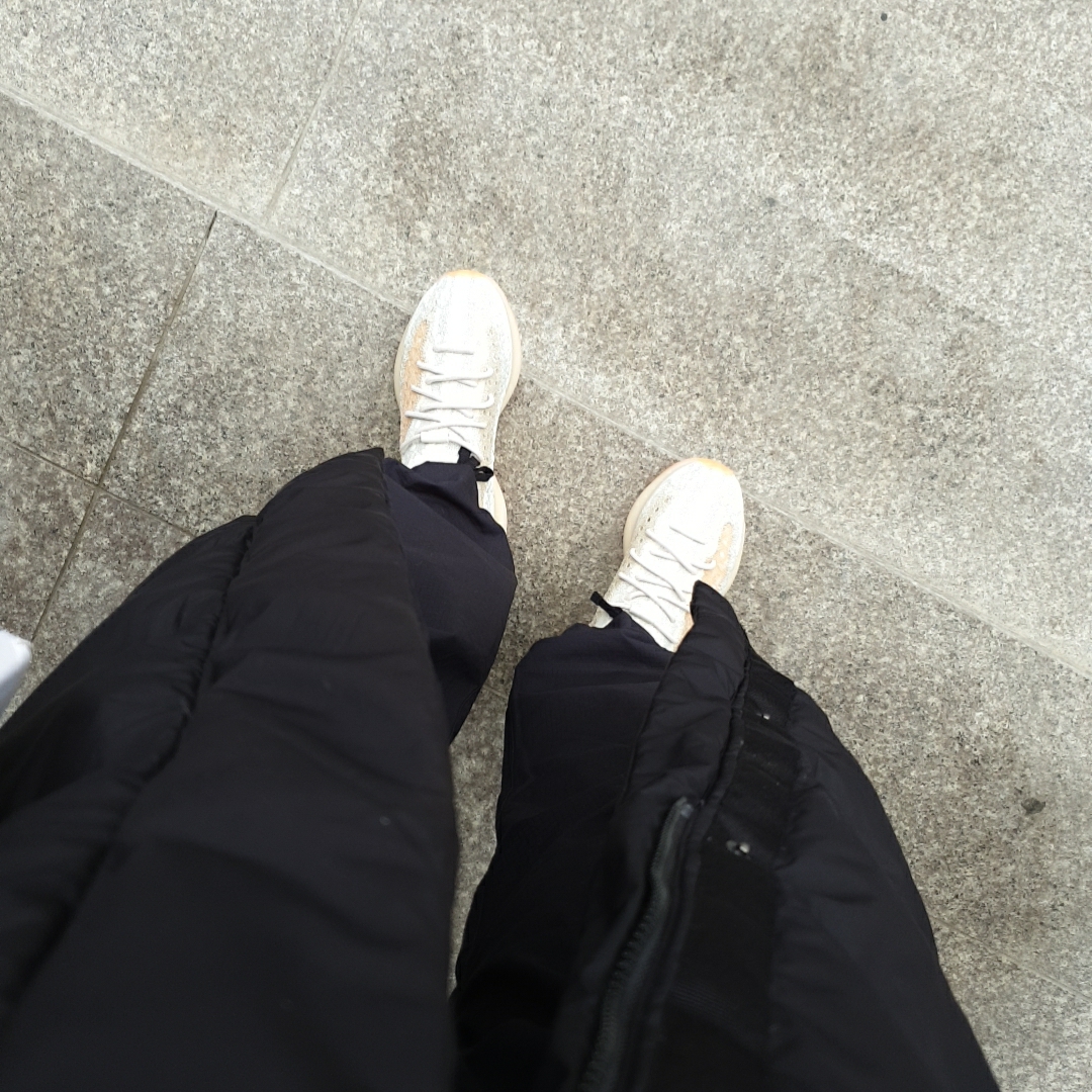 Adidas Yeezy Boost 380 Yecoraite - Reflective 착용 스타일