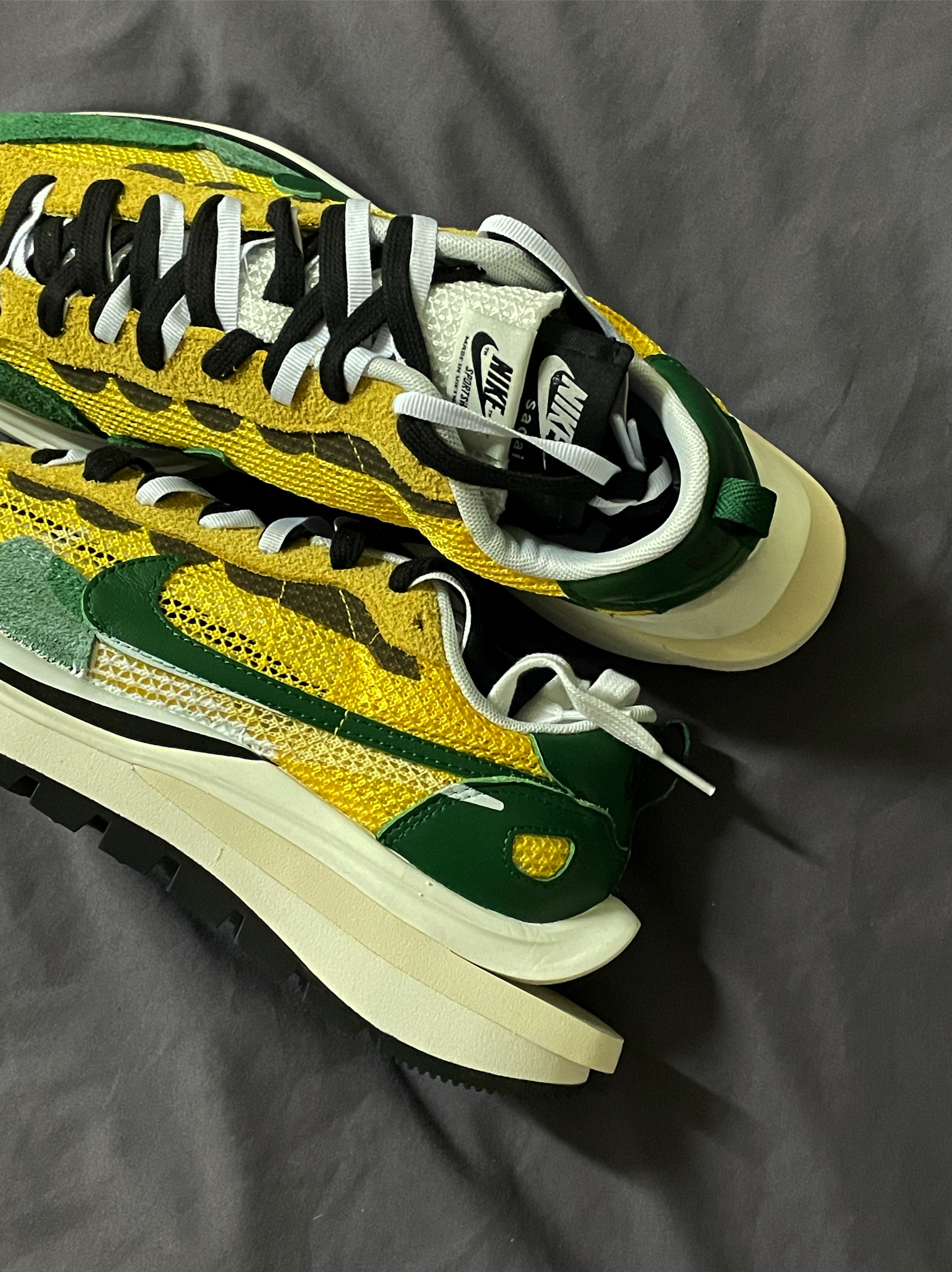 Nike x Sacai VaporWaffle Tour Yellow & Gorge Green Sail 착용 스타일