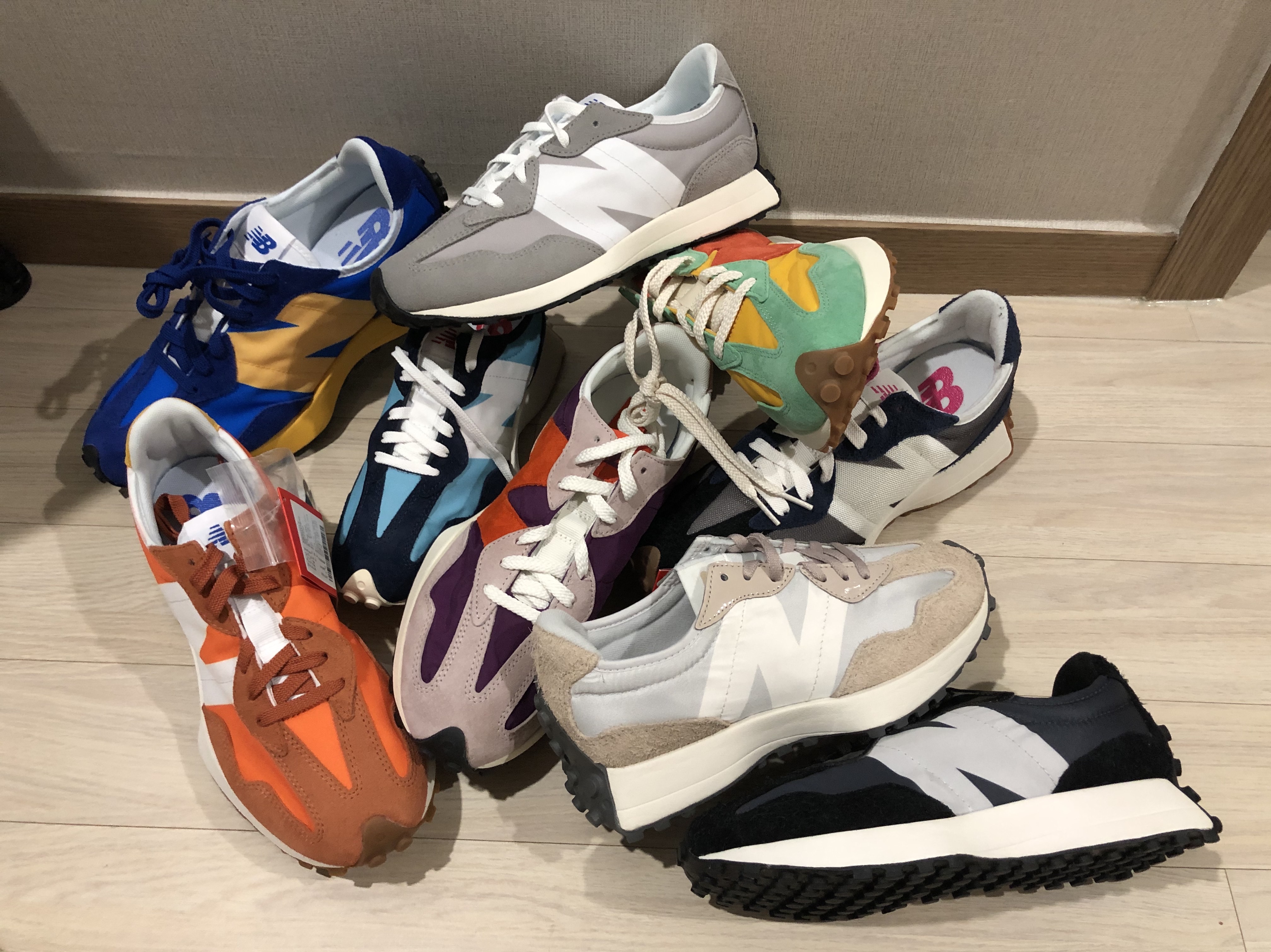 New Balance 327 Orange, New Balance 327 Blue 착용 스타일 - 1