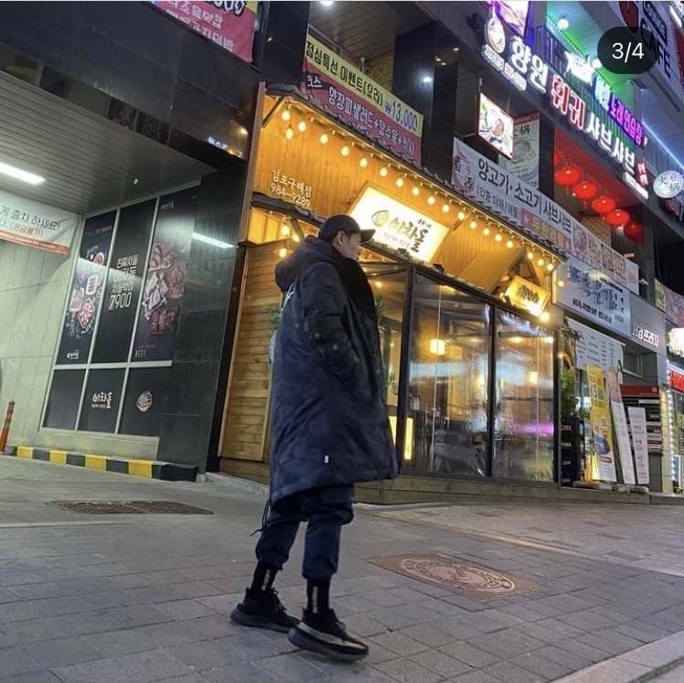 Adidas Yeezy Boost 350 V2 Core Black Green 착용 스타일