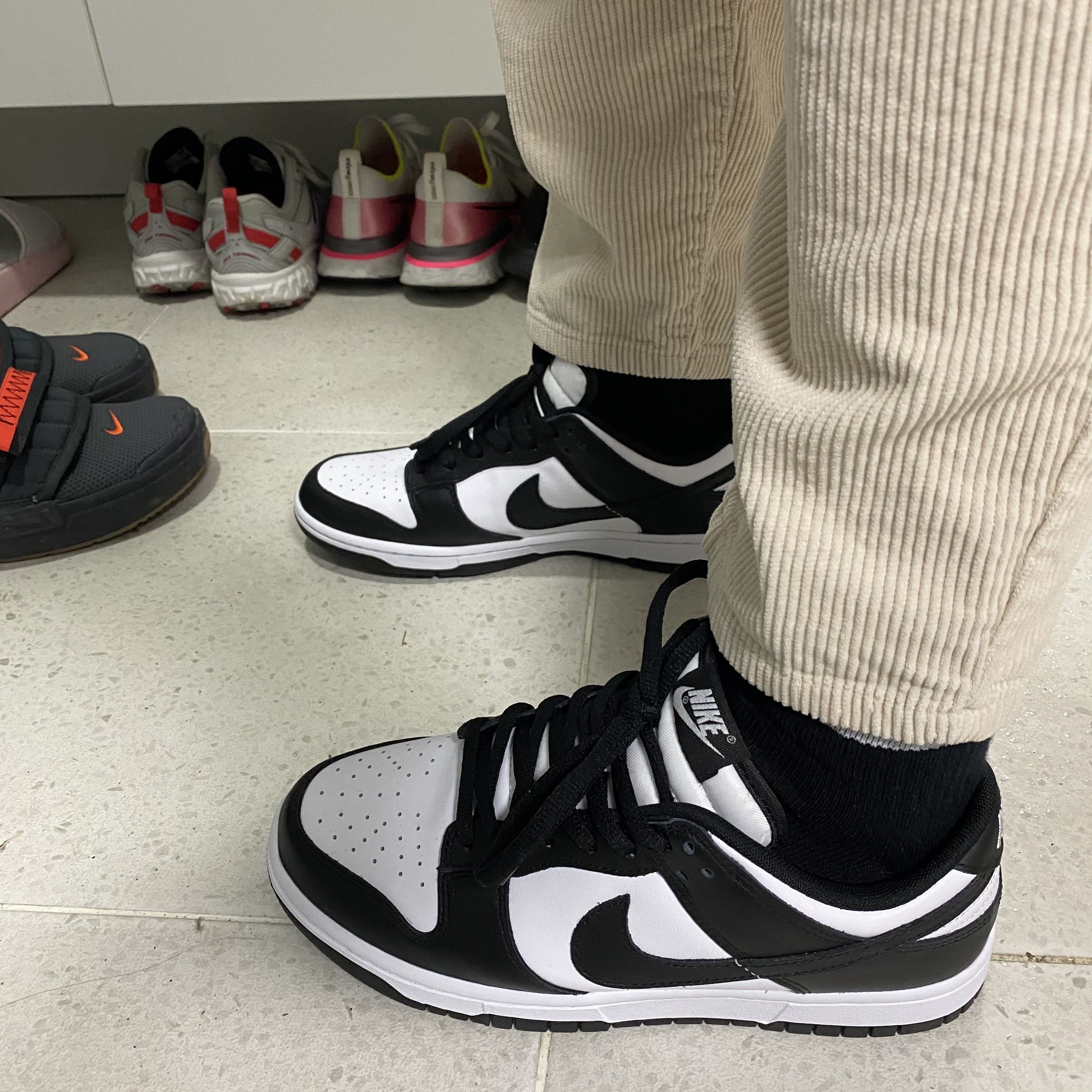 Nike Dunk Low Retro Black 착용 스타일 - 2