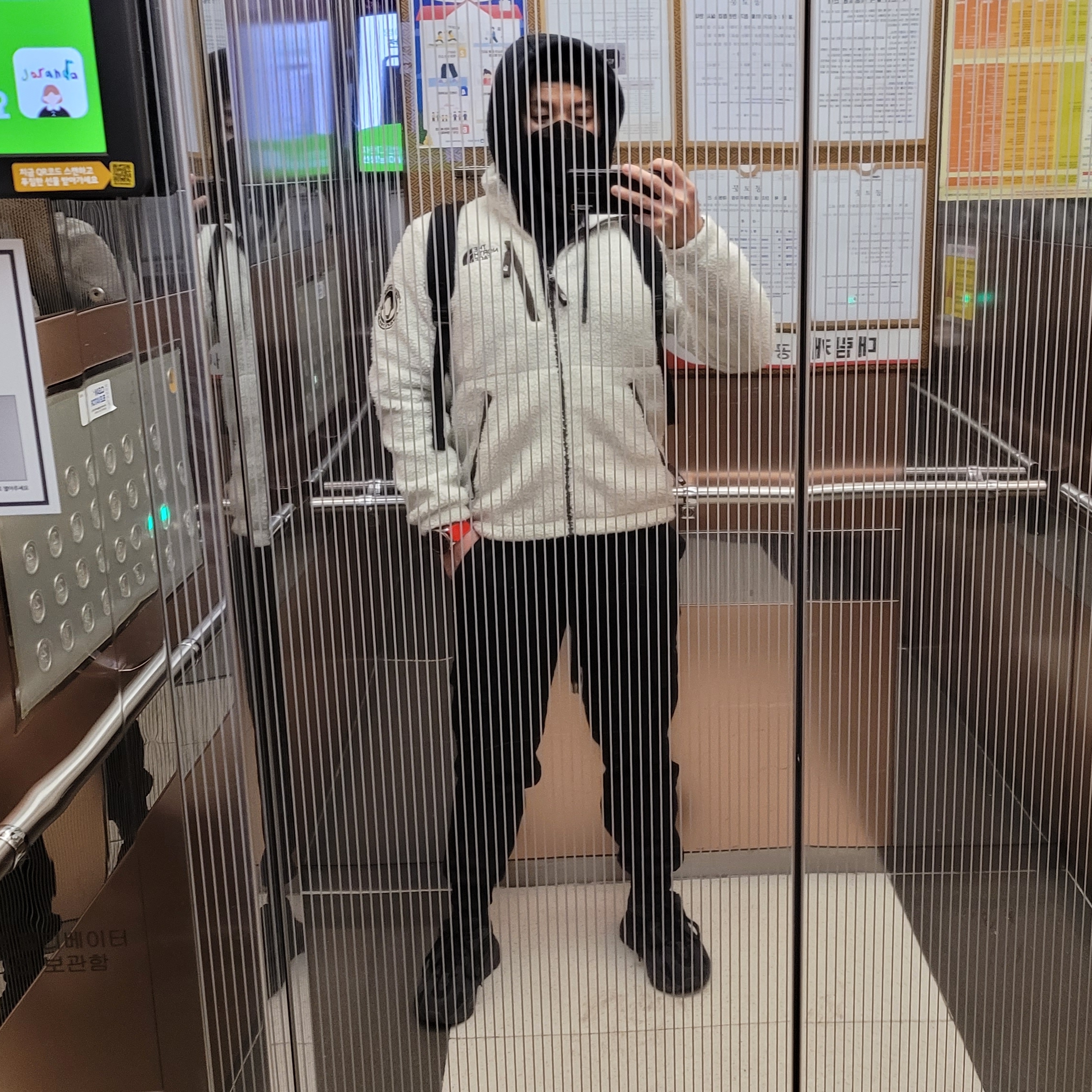 Adidas Yeezy Boost 700 V2 Vanta 2019 착용 스타일 - 1