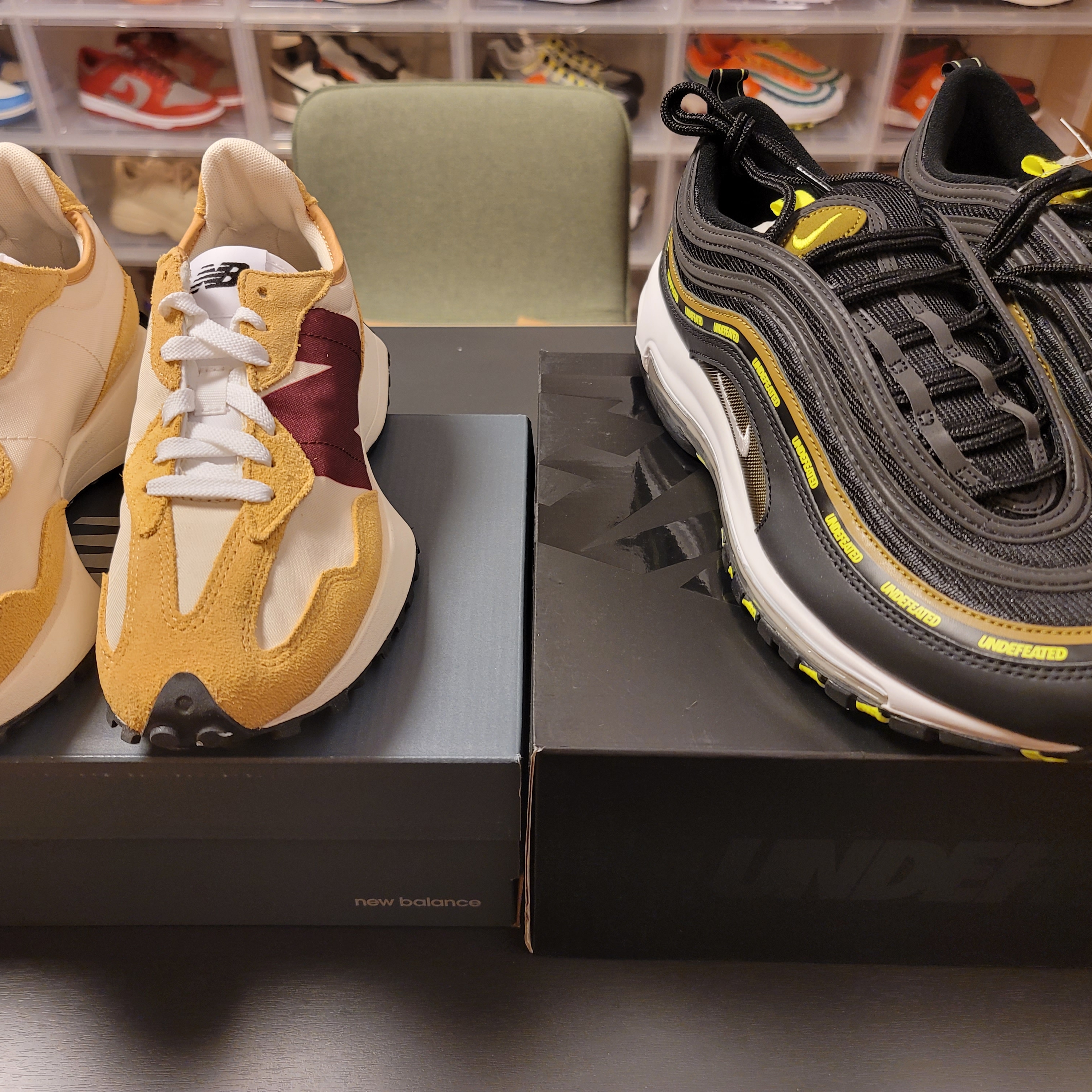 New Balance 327 Moonbeam Ghost Pepper, Nike x Undefeated Air Max 97 Black Volt 착용 스타일