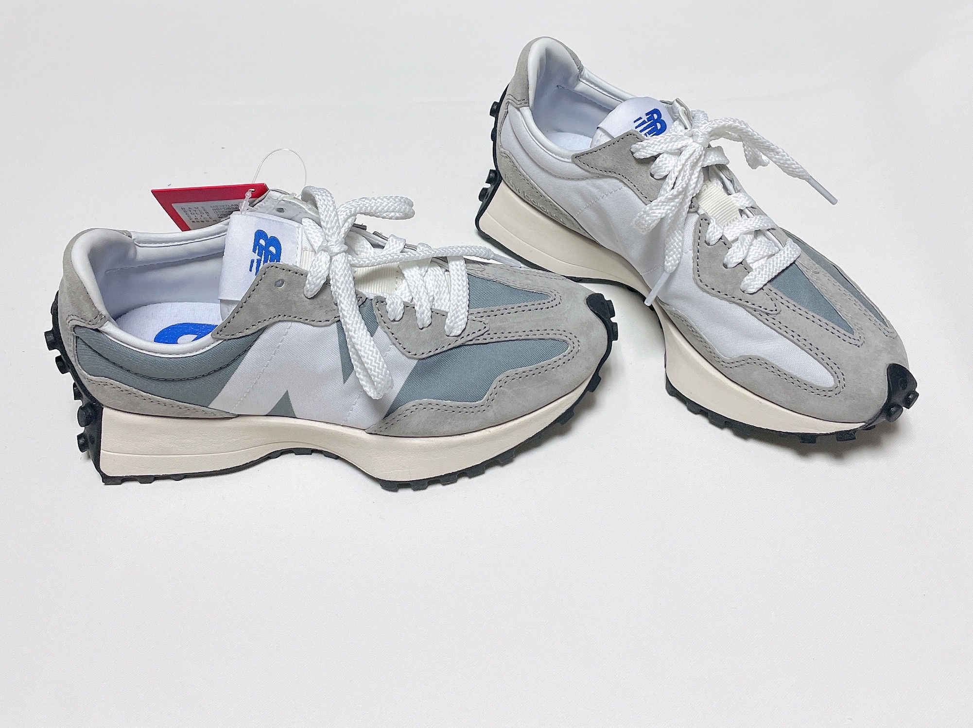 New Balance 327 Grey 착용 스타일