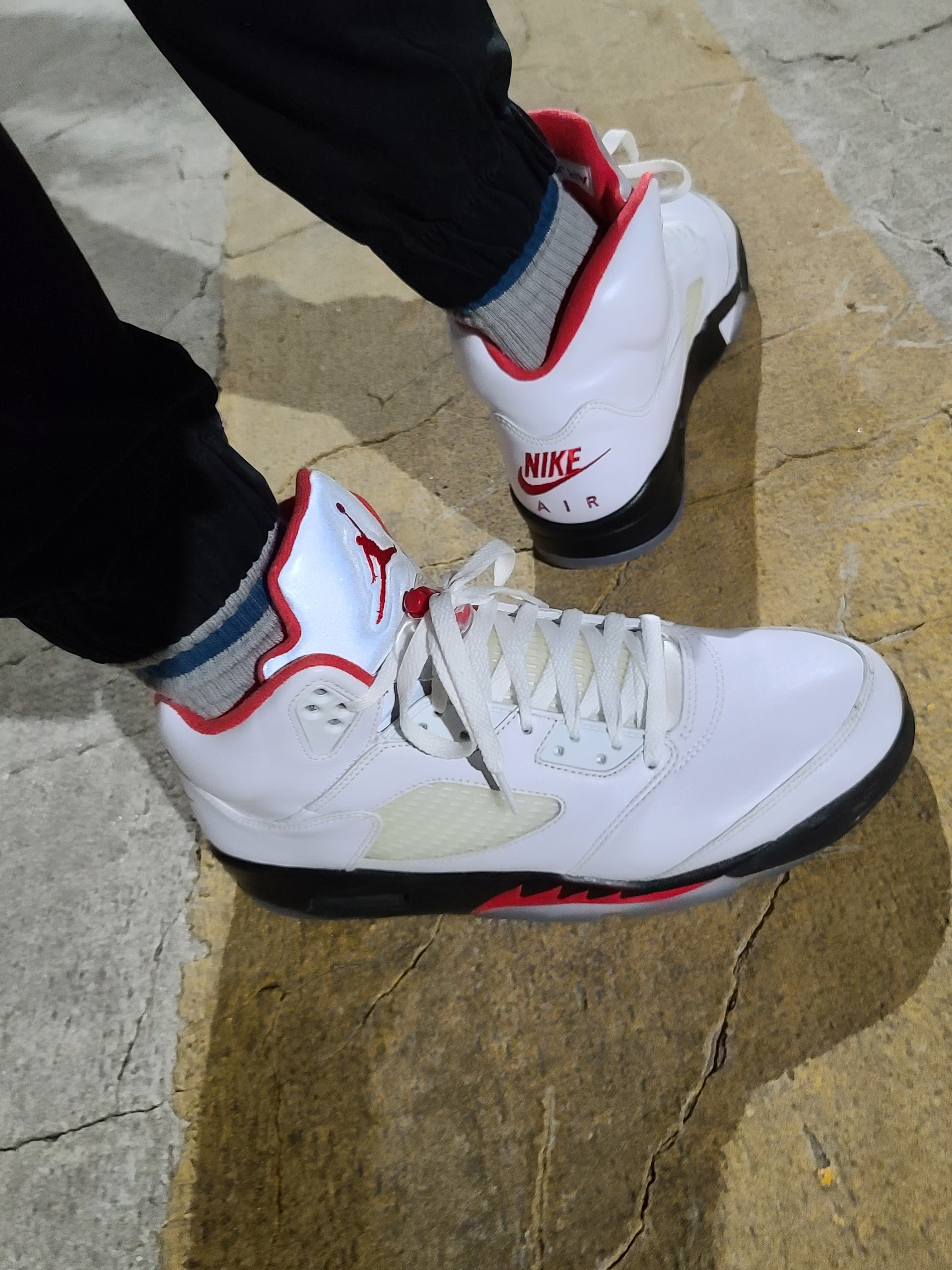 Jordan 5 Retro Fire Red Silver Tongue 2020 착용 스타일 - 3