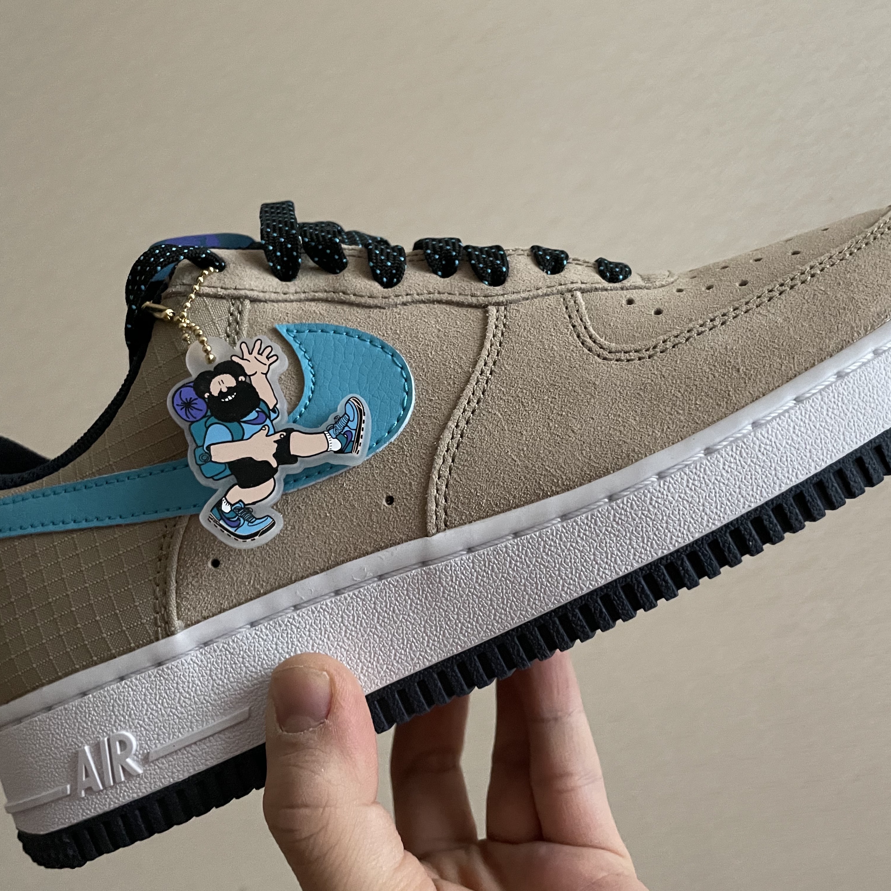 Nike Air Force 1 '07 LV8 2 Khaki 착용 스타일