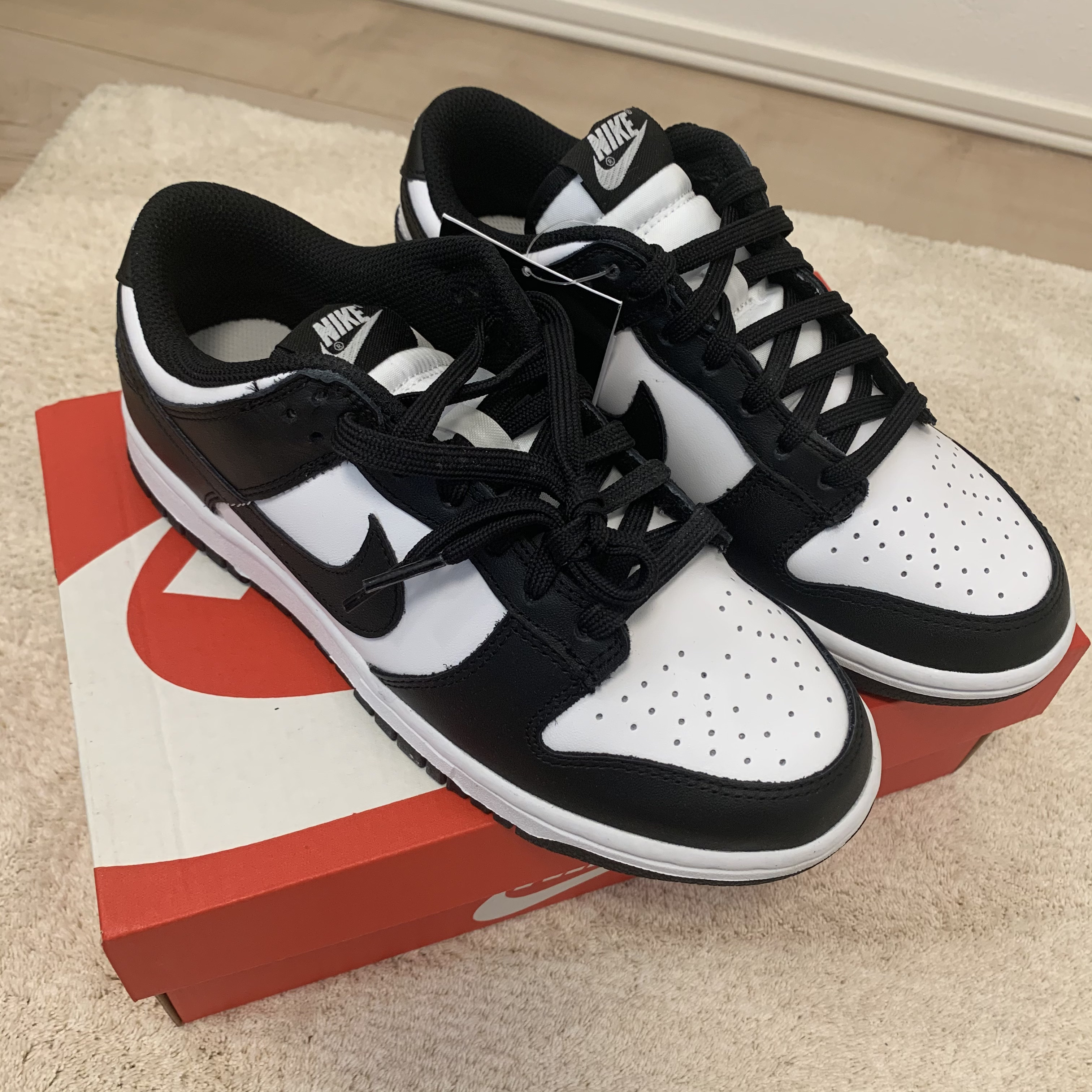 (W) Nike Dunk Low Black 착용 스타일 - 2