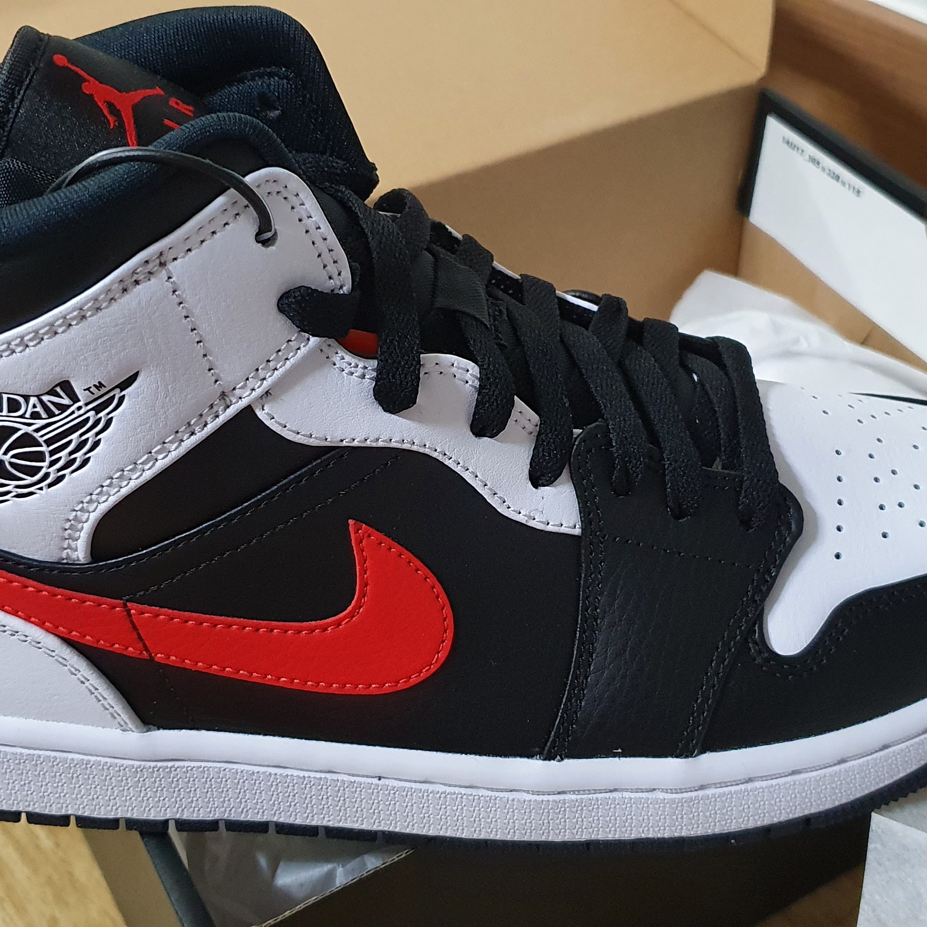 Jordan 1 Mid Black Chile Red 착용 스타일