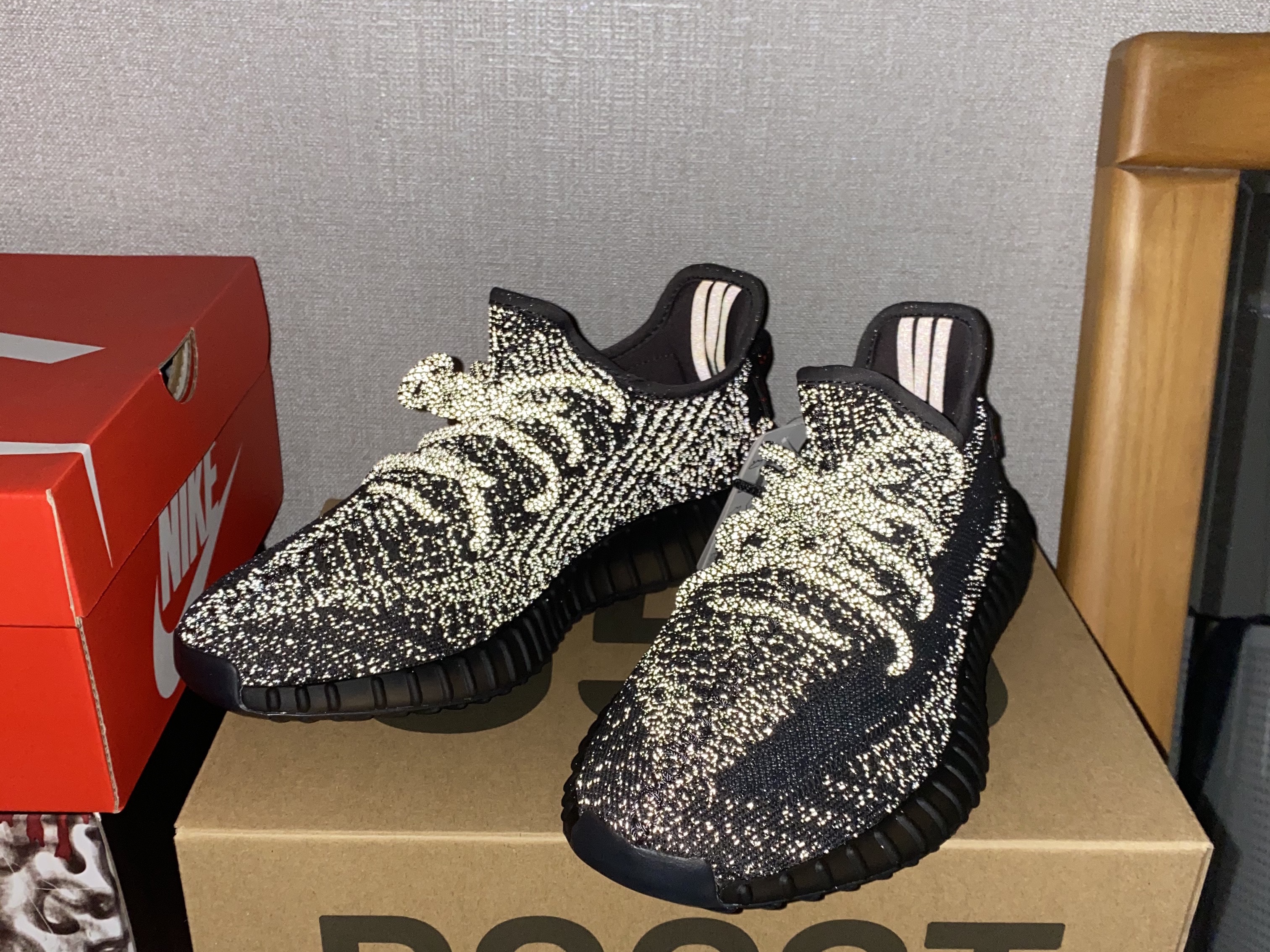 Adidas Yeezy Boost 350 V2 Black - Reflective 착용 스타일