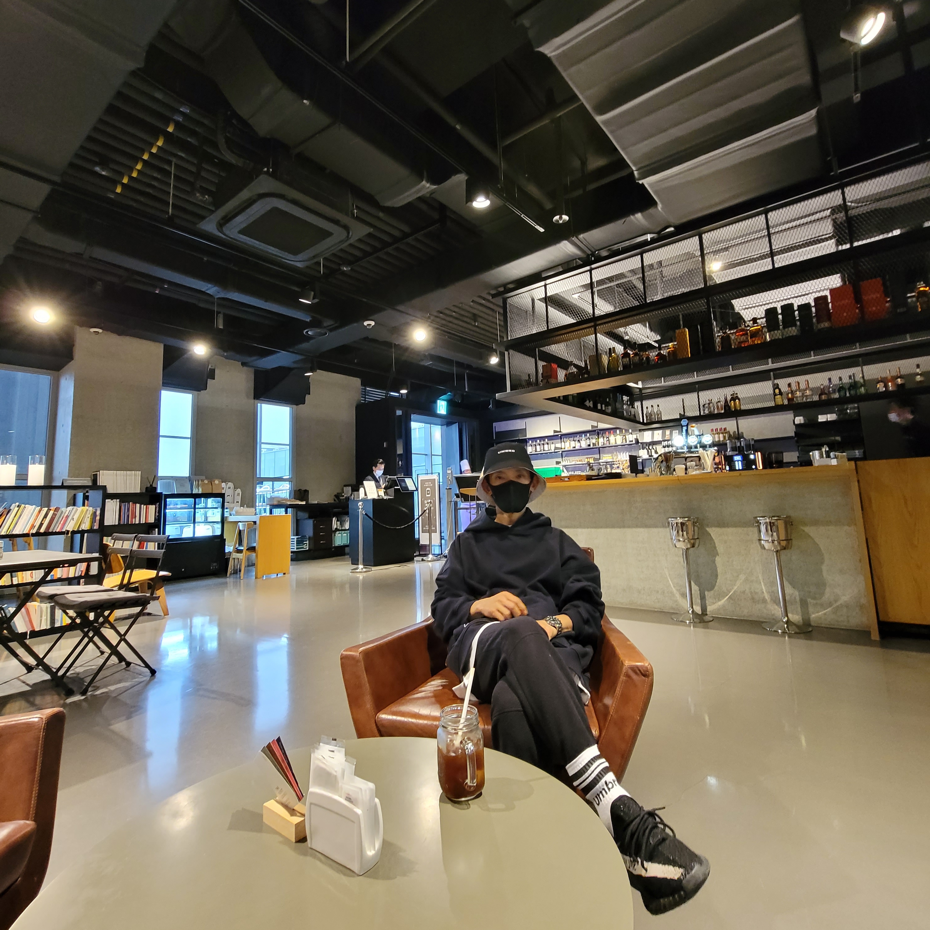 Adidas Yeezy Boost 350 V2 Core Black White 2016 착용 스타일