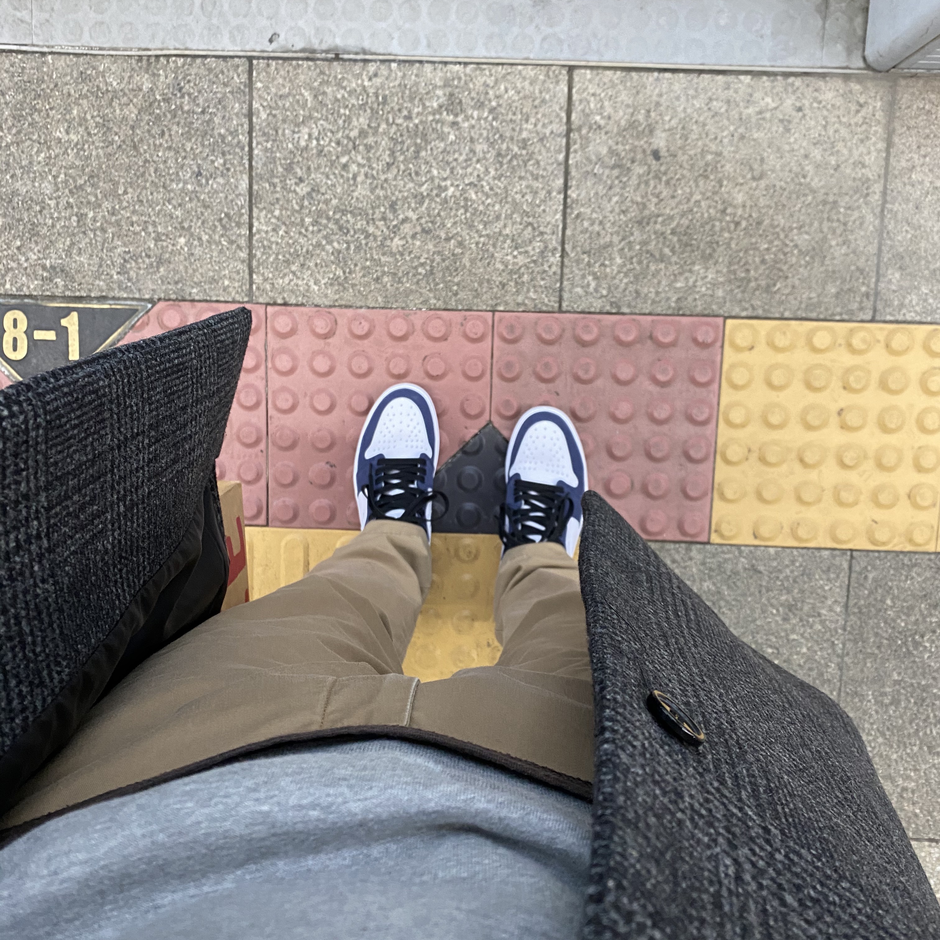 Jordan 1 Retro High OG CO.JP Midnight Navy, Nike Dunk Low Retro Black 착용 스타일 - 1