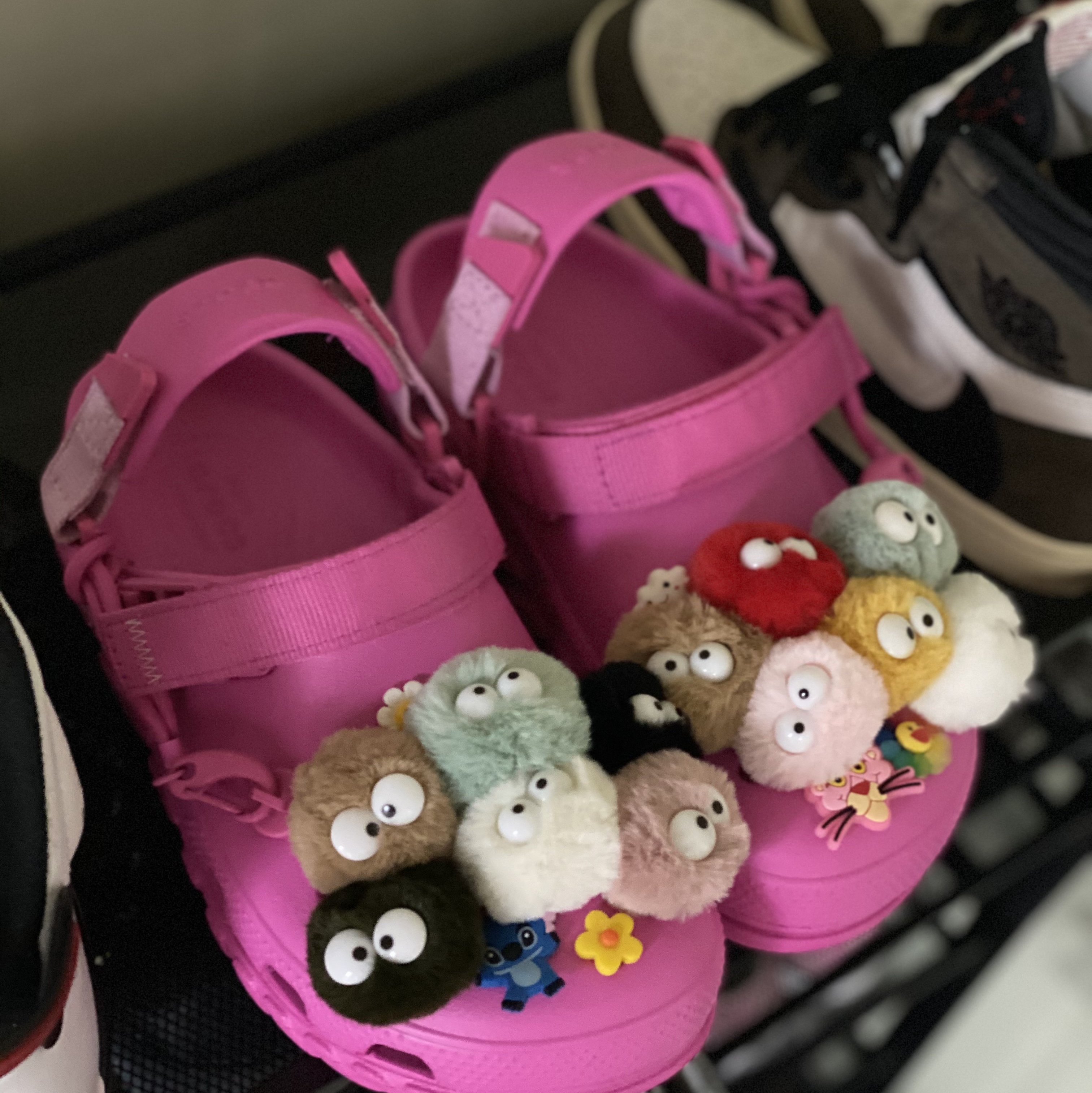 Crocs x Post Malone Duet Max Clog Electric Pink 착용 스타일