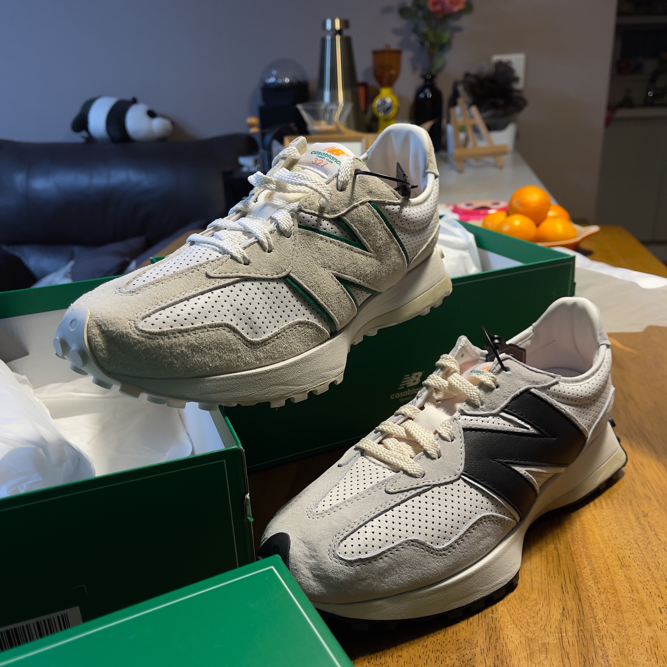 New Balance x Casablanca 327 Idealist Off White Green, New Balance x Casablanca 327 Idealist Black Grey Pink 착용 스타일 - 1
