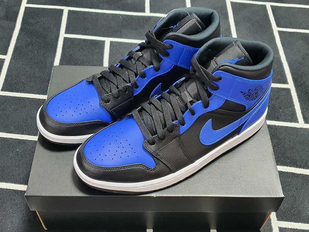 Jordan 1 Mid Black Hyper Royal 착용 스타일