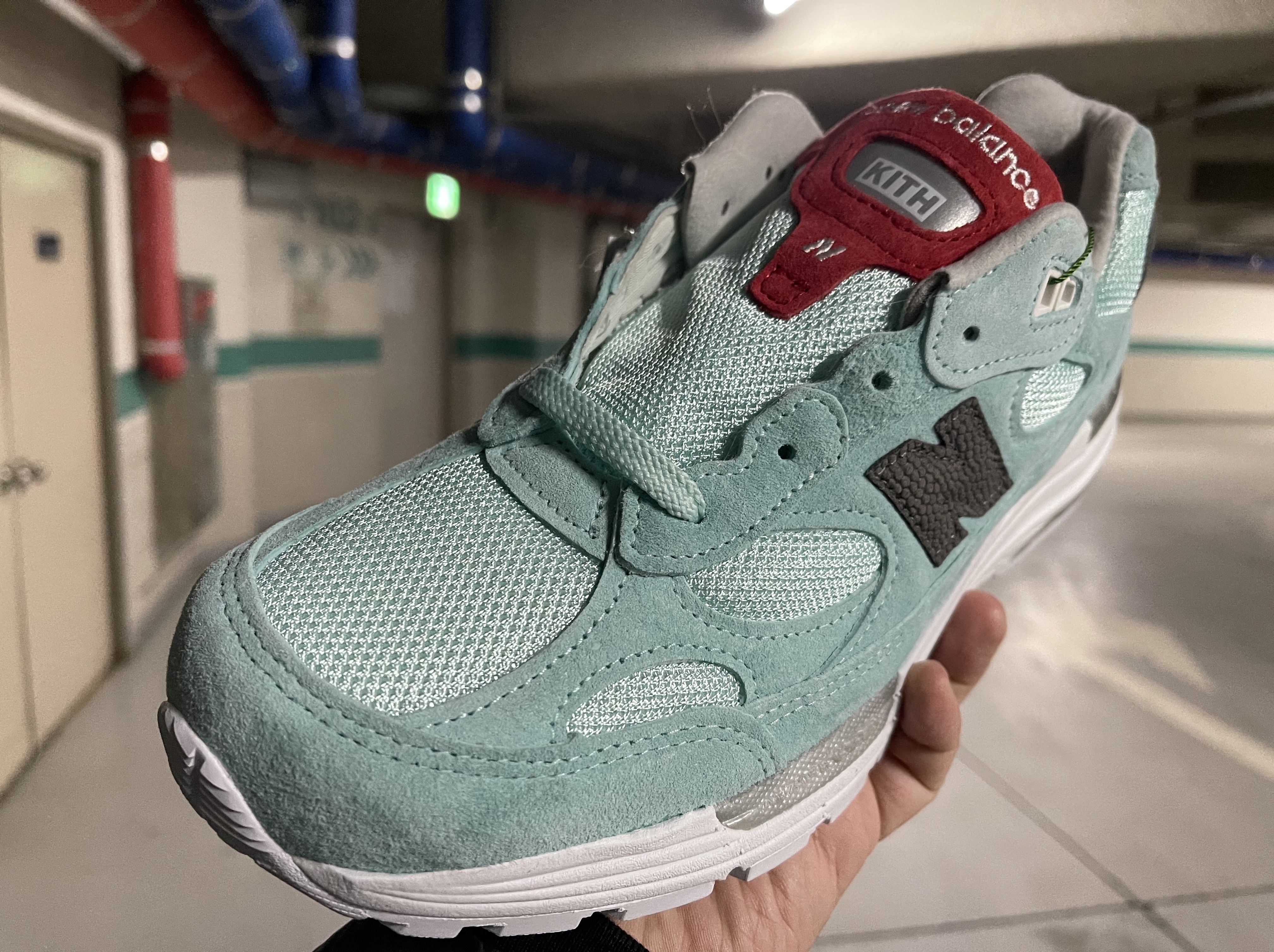 New Balance x Kith 992 Made in USA Kithmas Light Reef 착용 스타일 - 1