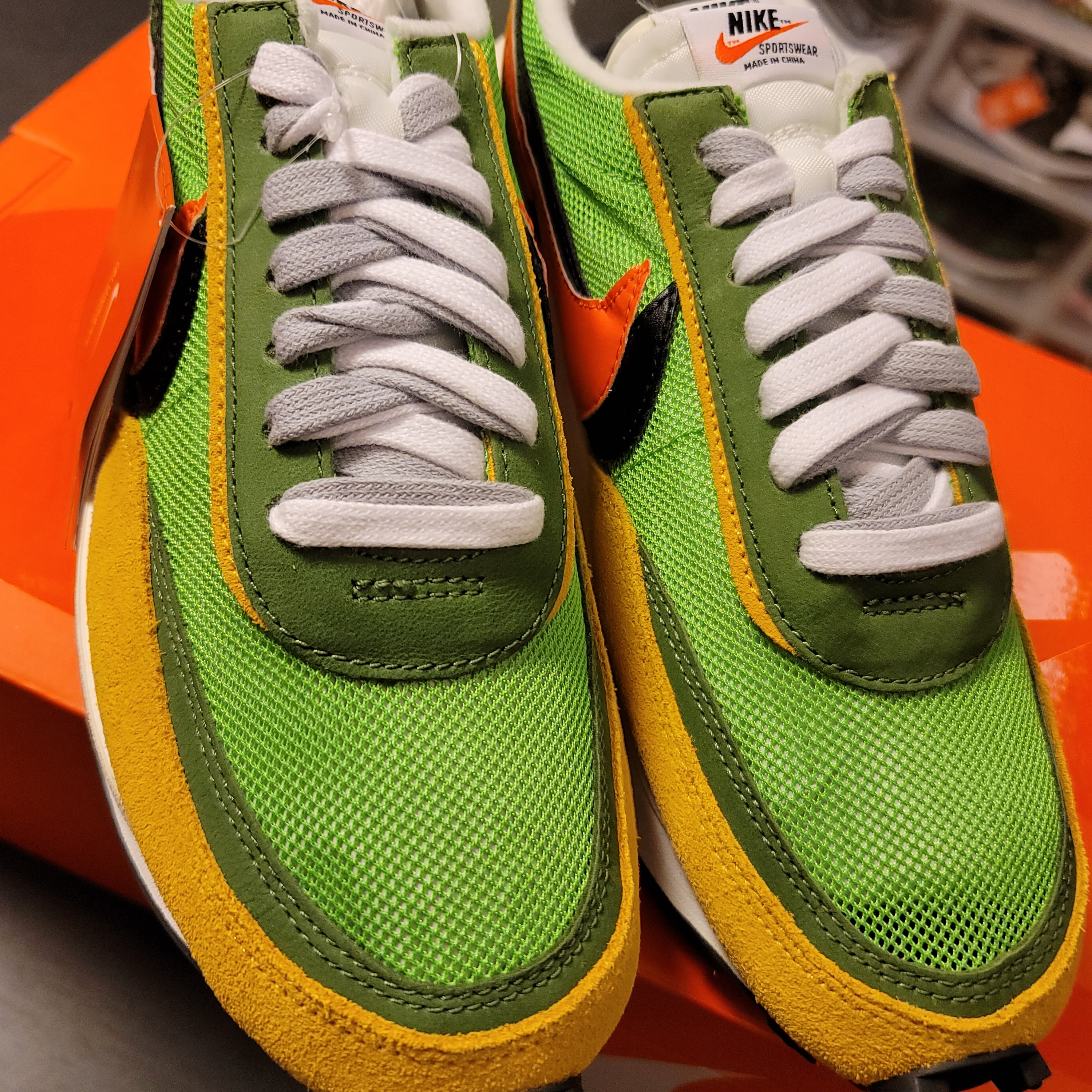 Nike x Sacai VaporWaffle Tour Yellow & Gorge Green Sail, Nike x Sacai VaporWaffle String & Black Villain Red 착용 스타일 - 1