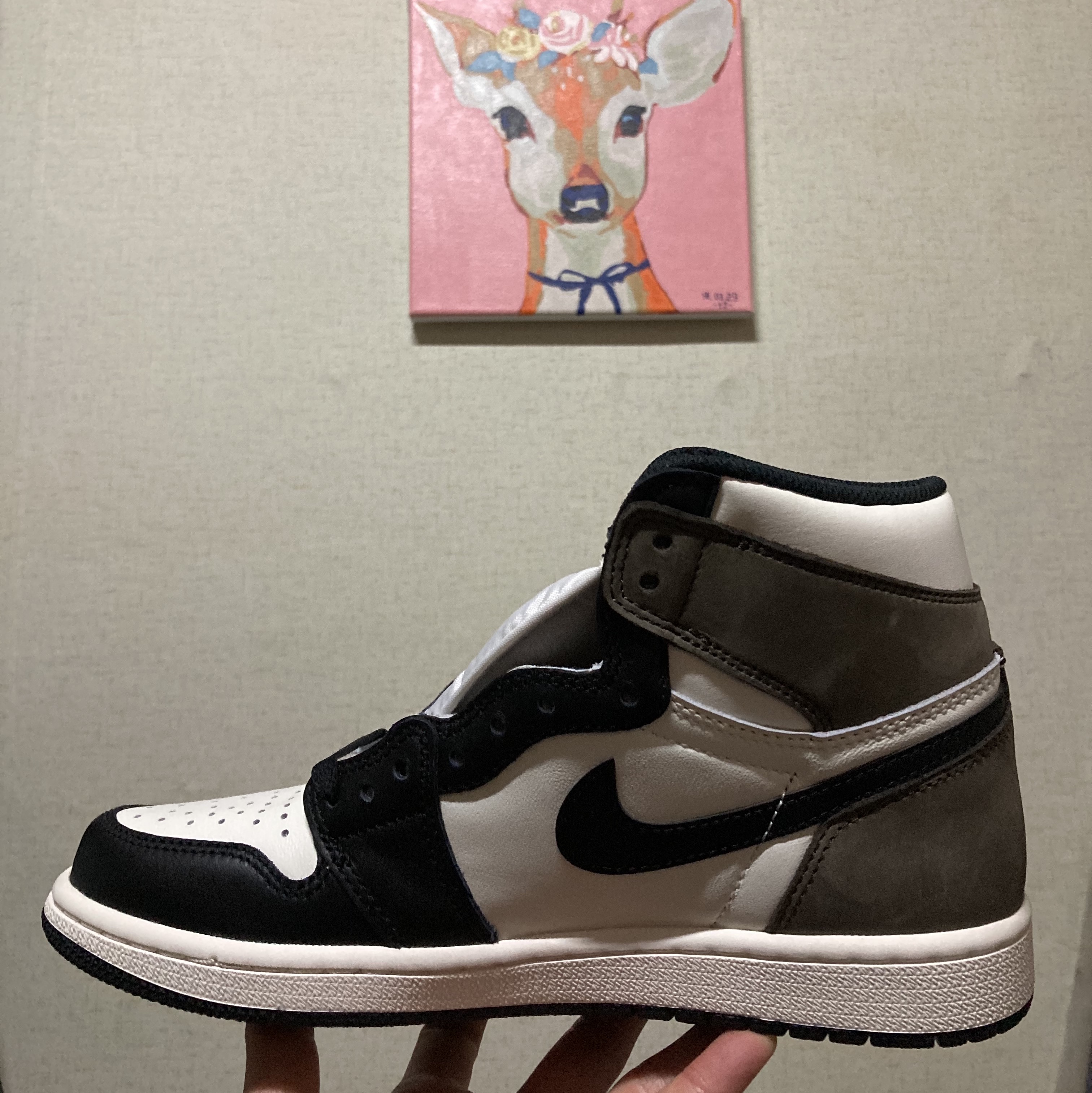 (W) Jordan 1 Retro High Satin Red, Jordan 1 Retro High OG Black Mocha 착용 스타일 - 2