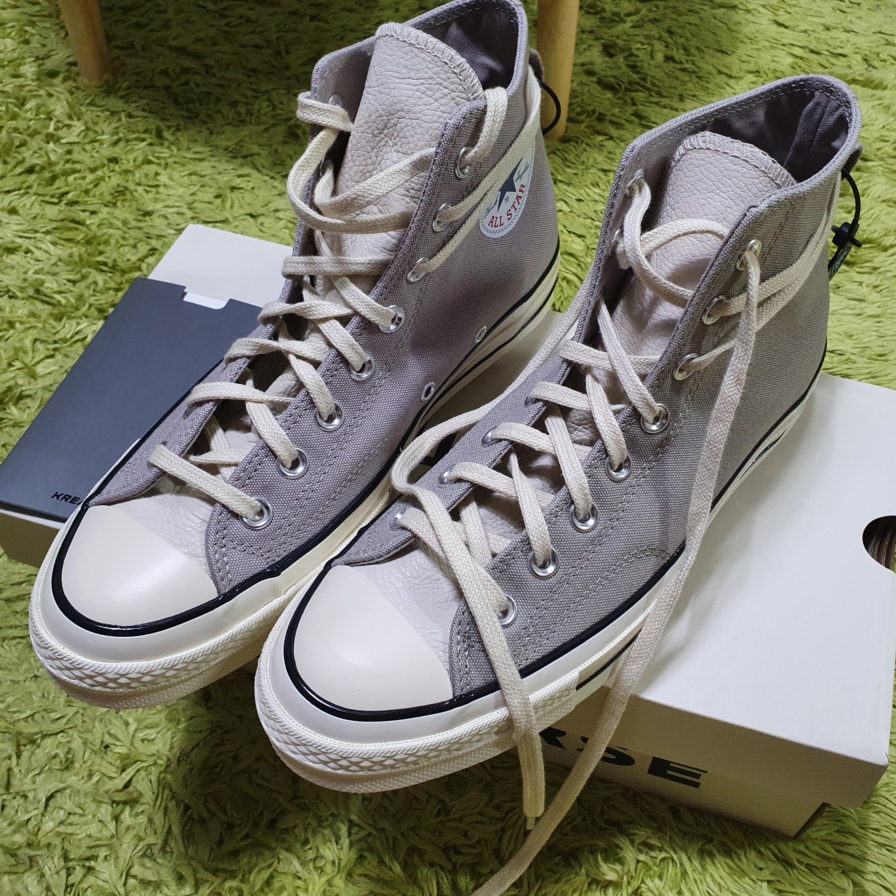 Converse x Fear of God Essentials Chuck 70 Hi Grey 착용 스타일 - 3