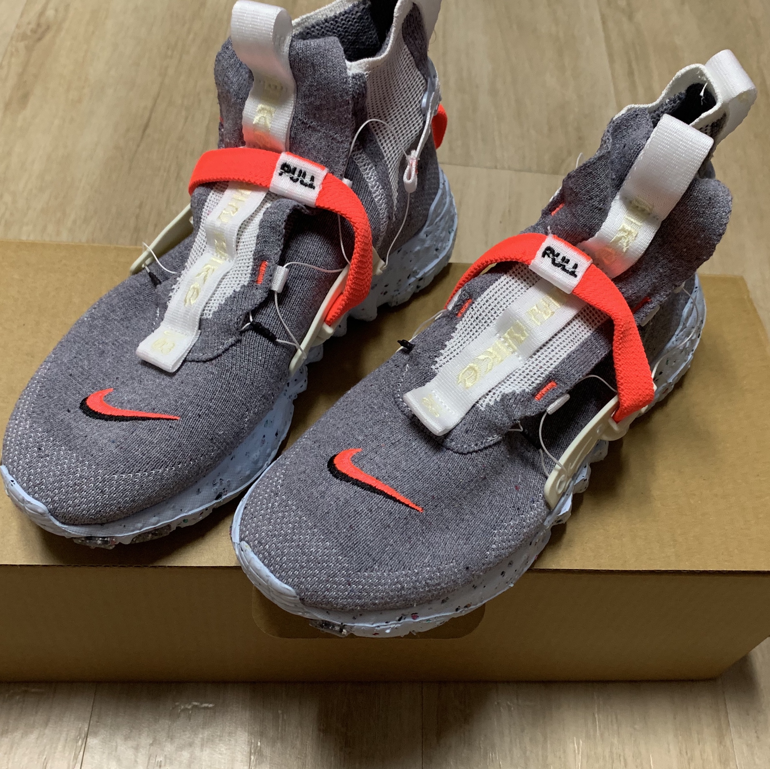 Nike Space Hippie 03 Vast Grey Hyper Crimson 착용 스타일