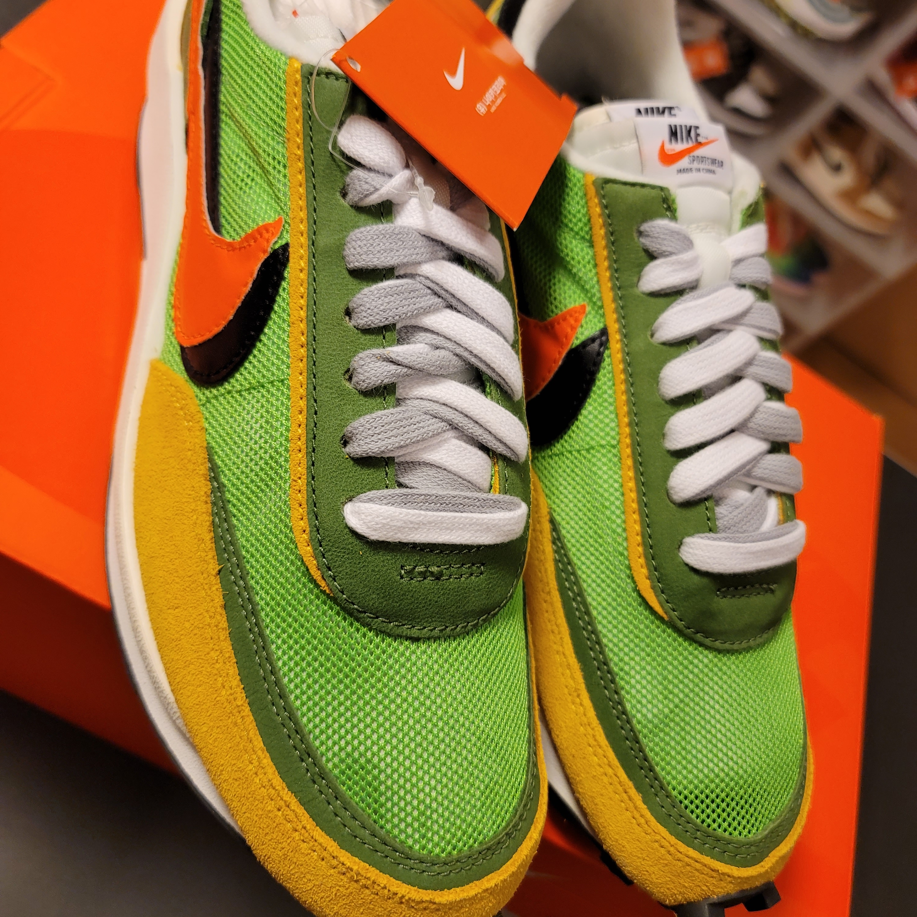 Nike x Sacai VaporWaffle Tour Yellow & Gorge Green Sail, Nike x Sacai VaporWaffle String & Black Villain Red 착용 스타일 - 2