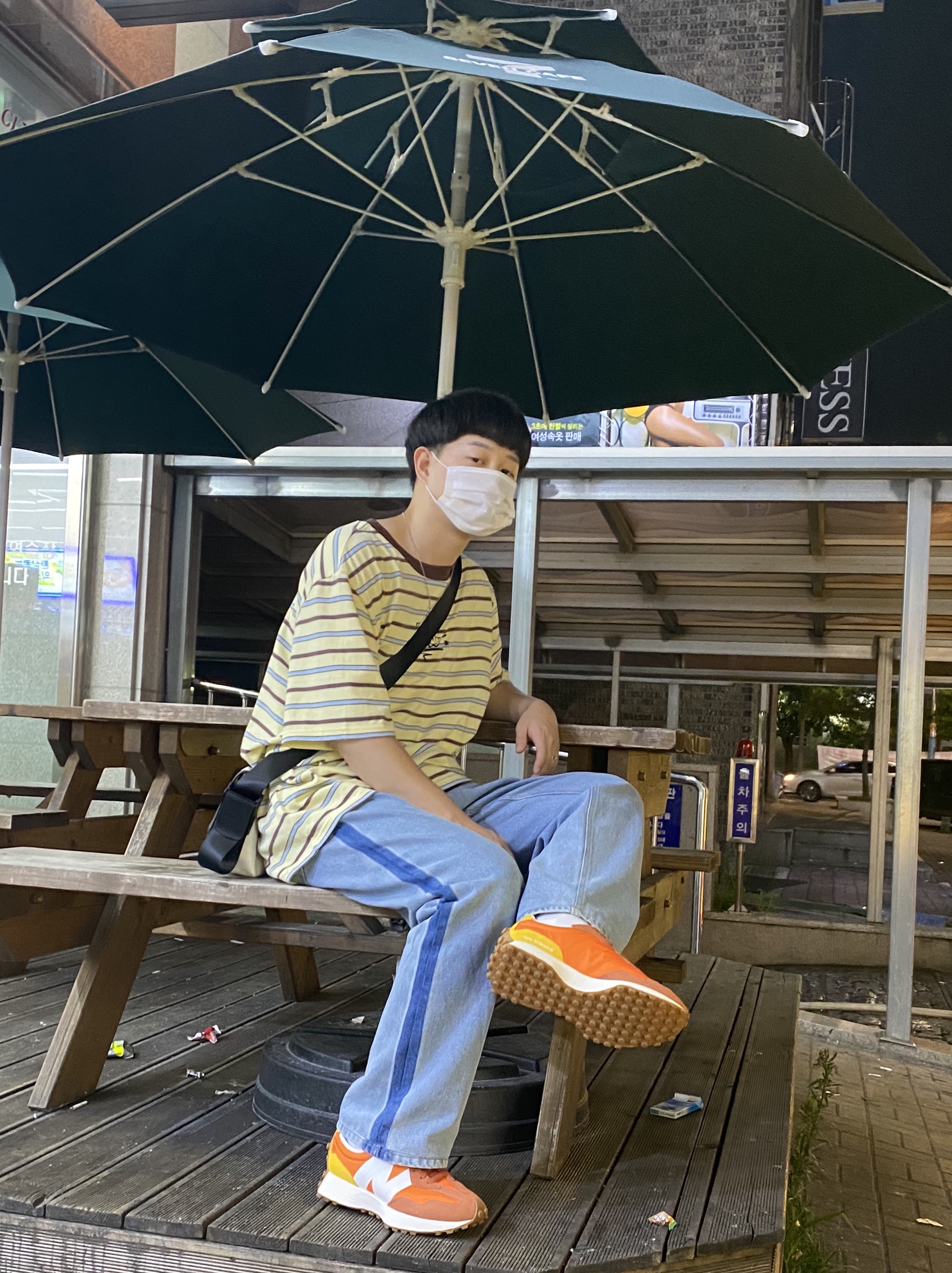 New Balance 327 Orange 착용 스타일