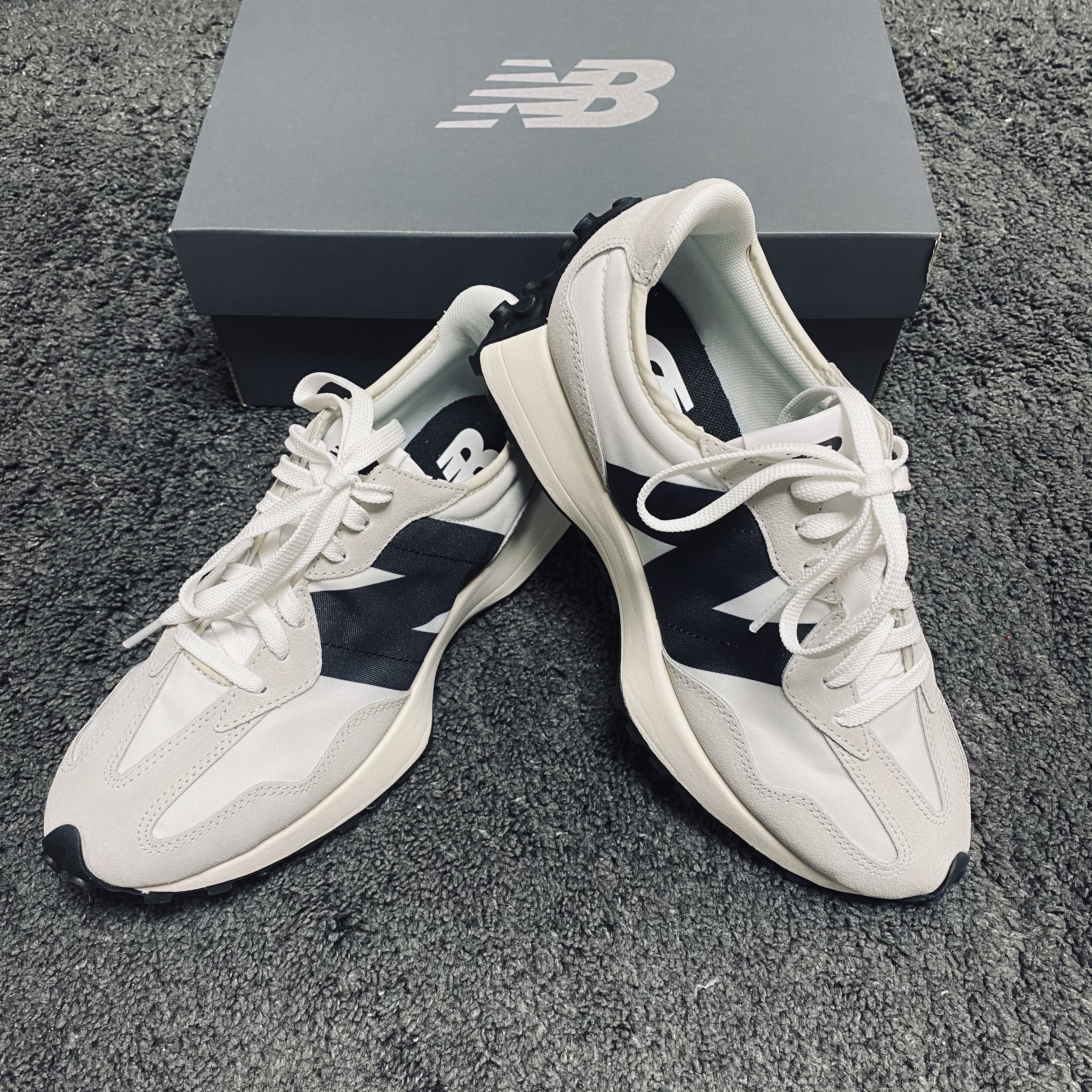 New Balance 327 White Black 착용 스타일