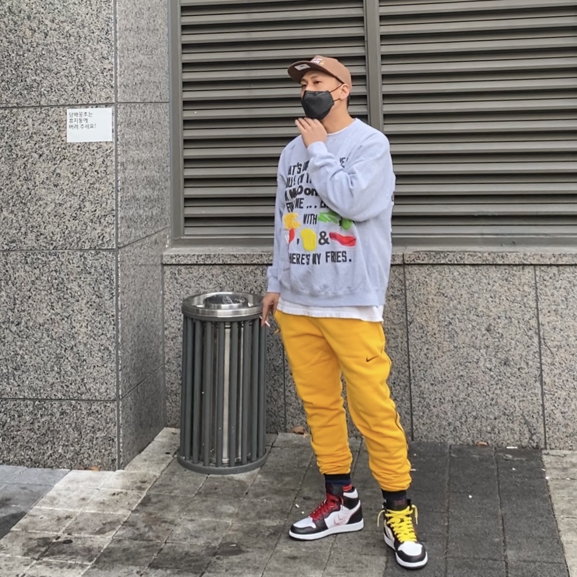 Nike x Drake Nocta Fleece Pants University Gold - Asia, Jordan 1 Retro High Defiant White Black Gym Red 착용 스타일