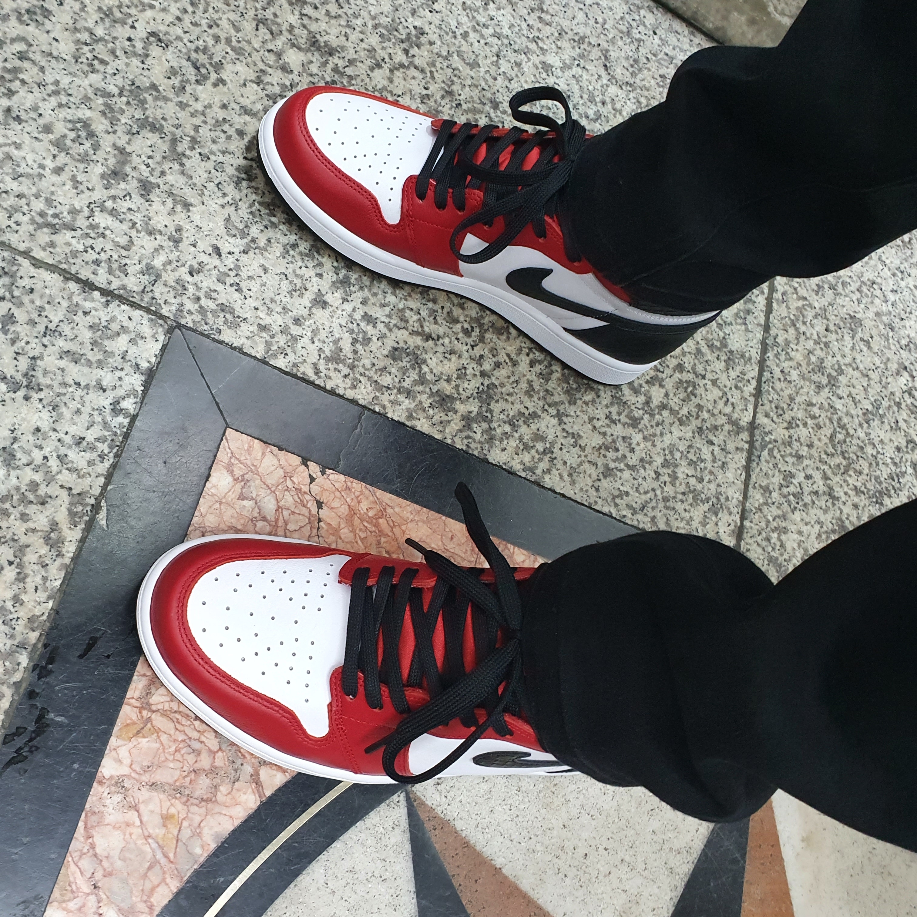 (W) Jordan 1 Retro High Satin Red 착용 스타일
