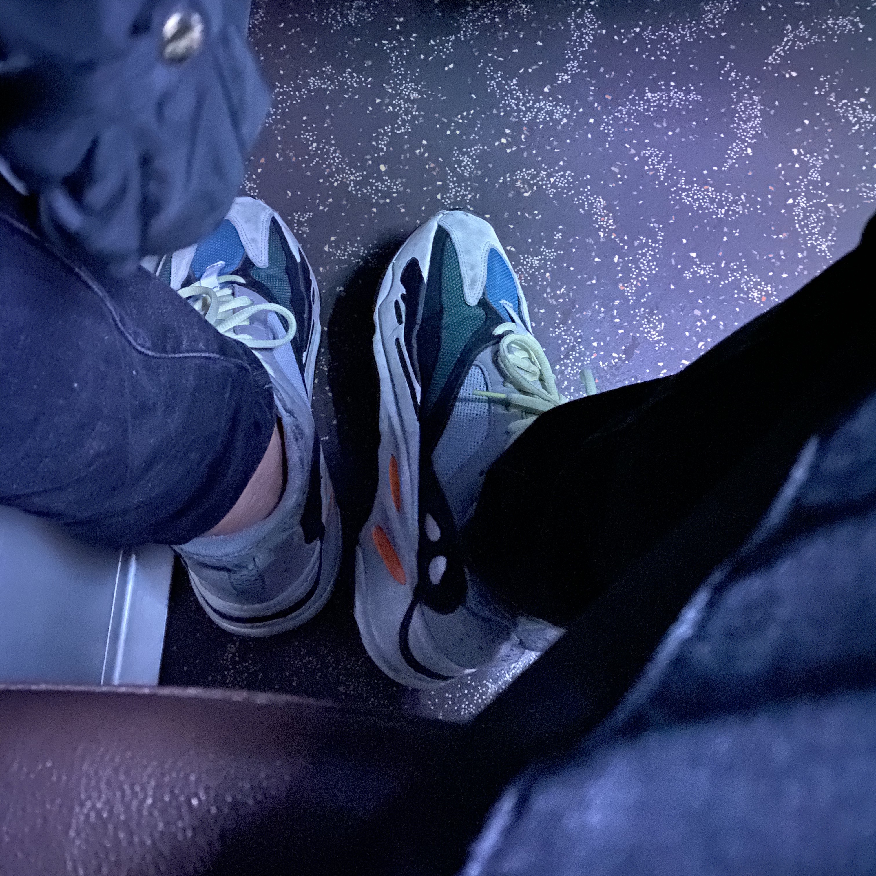 Adidas Yeezy Boost 700 Wave Runner Solid Grey 2017/2019 착용 스타일