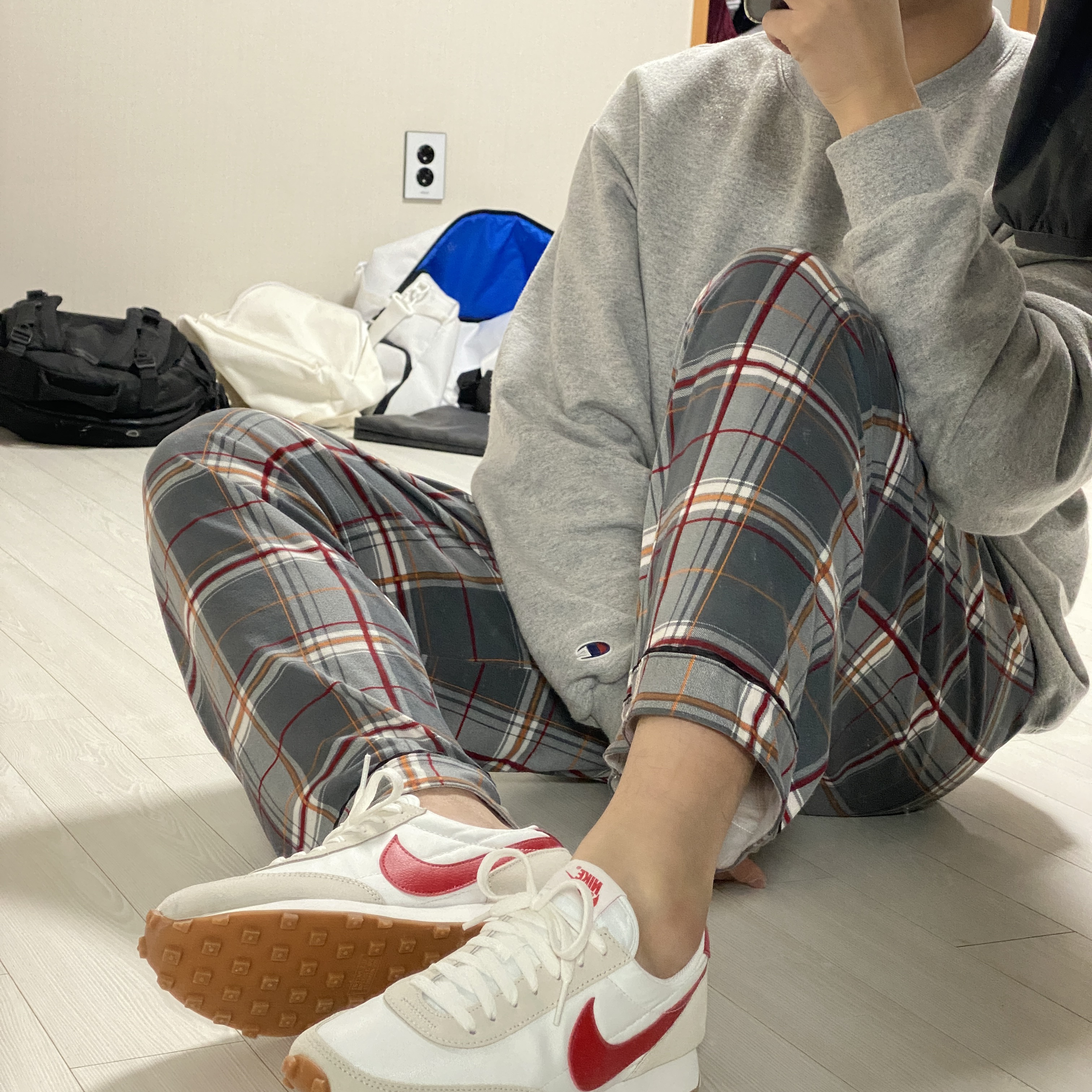 (W) Nike Daybreak Summit White University Red 착용 스타일