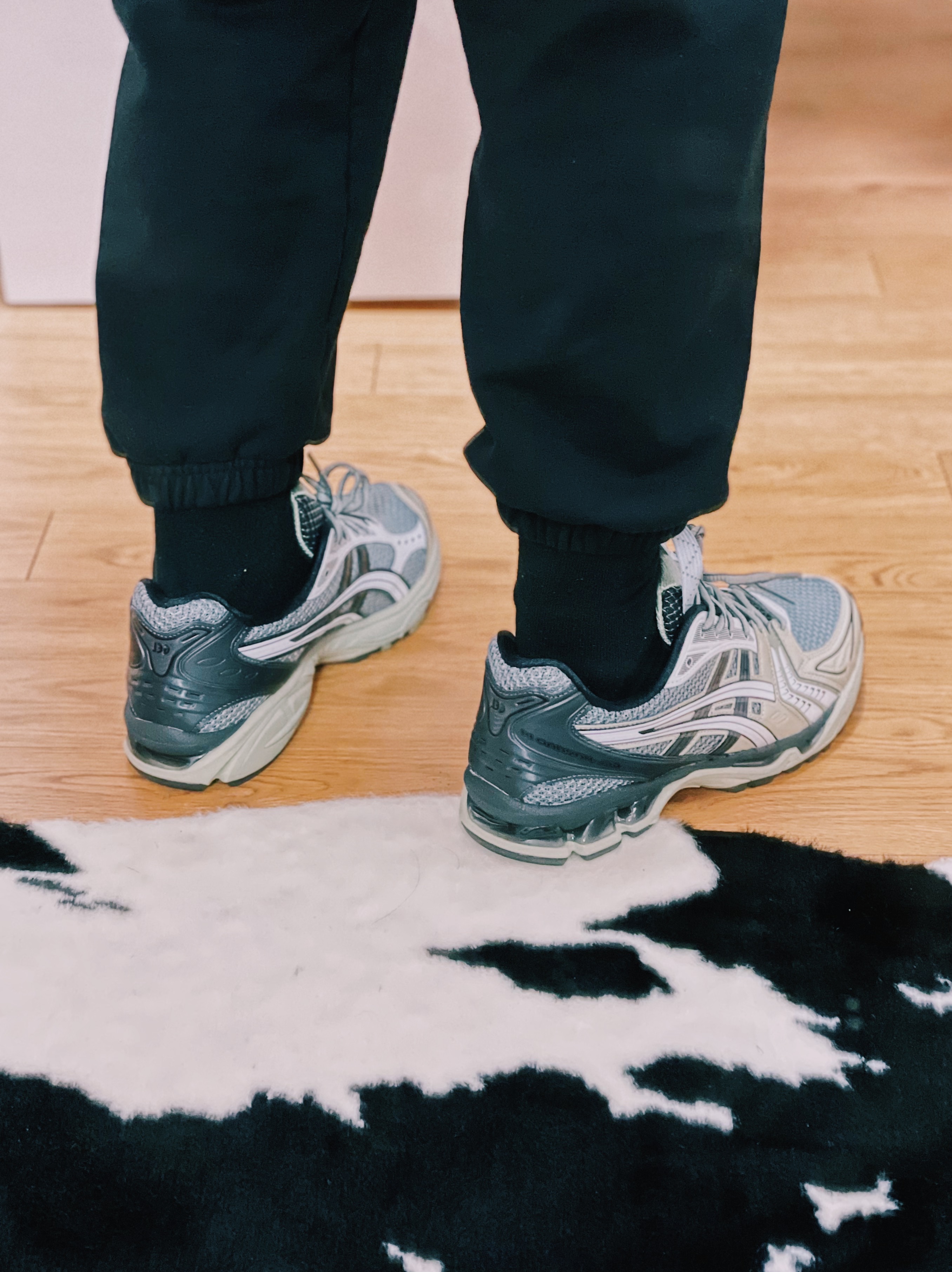 Asics UB1-S Gel-Kayano 14 Piedmont Grey 착용 스타일 - 2