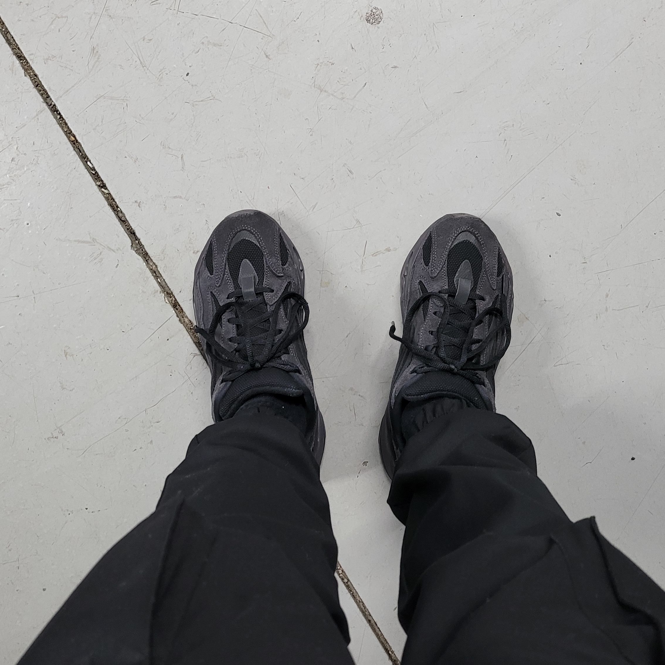 Adidas Yeezy Boost 700 V2 Vanta 2019 착용 스타일 - 3