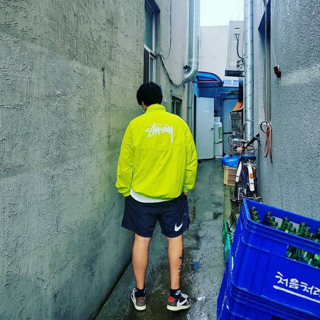 Nike x Stussy Water Shorts Off Noir, Nike x Stussy Windrunner Jacket Bright Cactus 착용 스타일