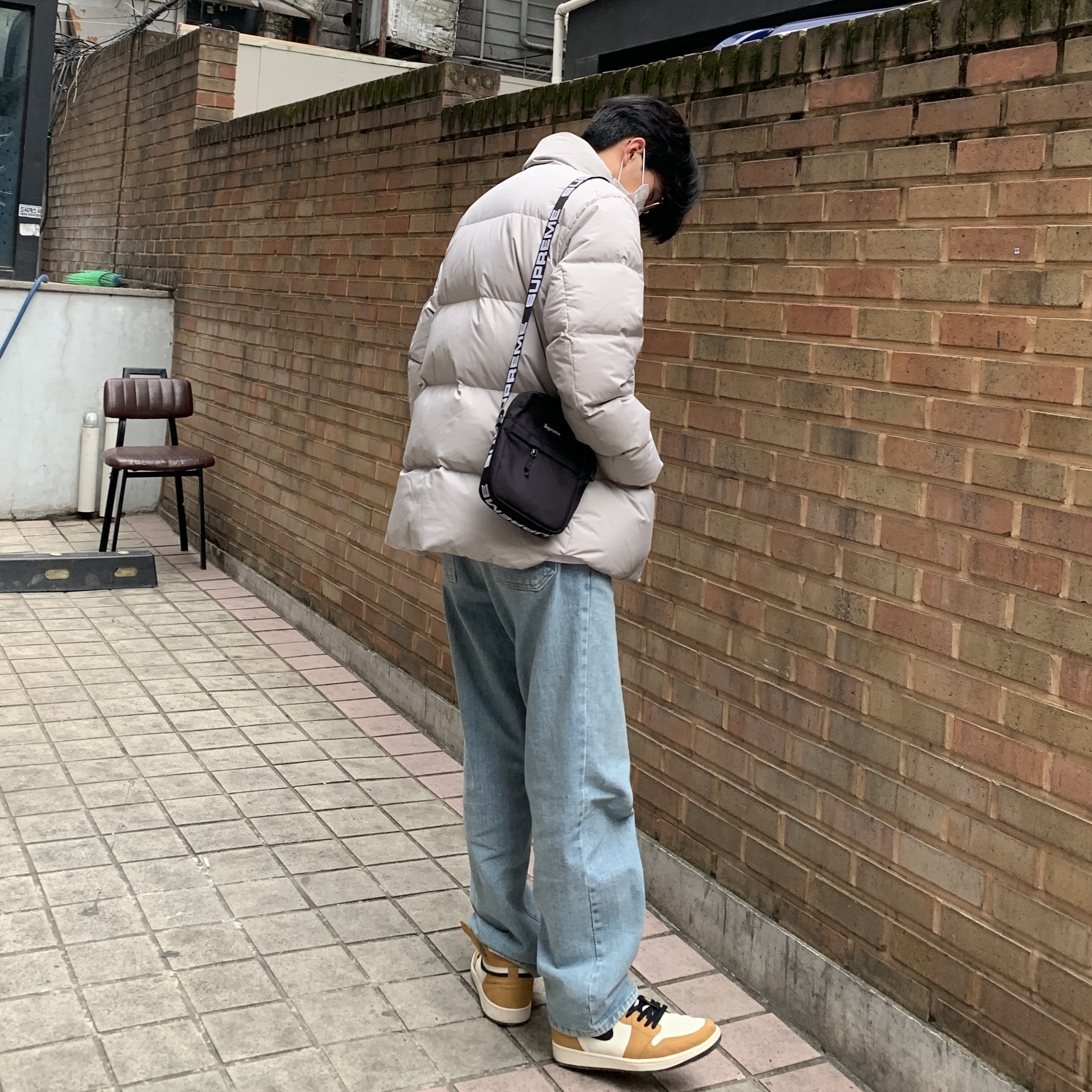 Jordan 1 Retro High Rookie of the Year, Supreme Shoulder Bag Black - 18SS 착용 스타일