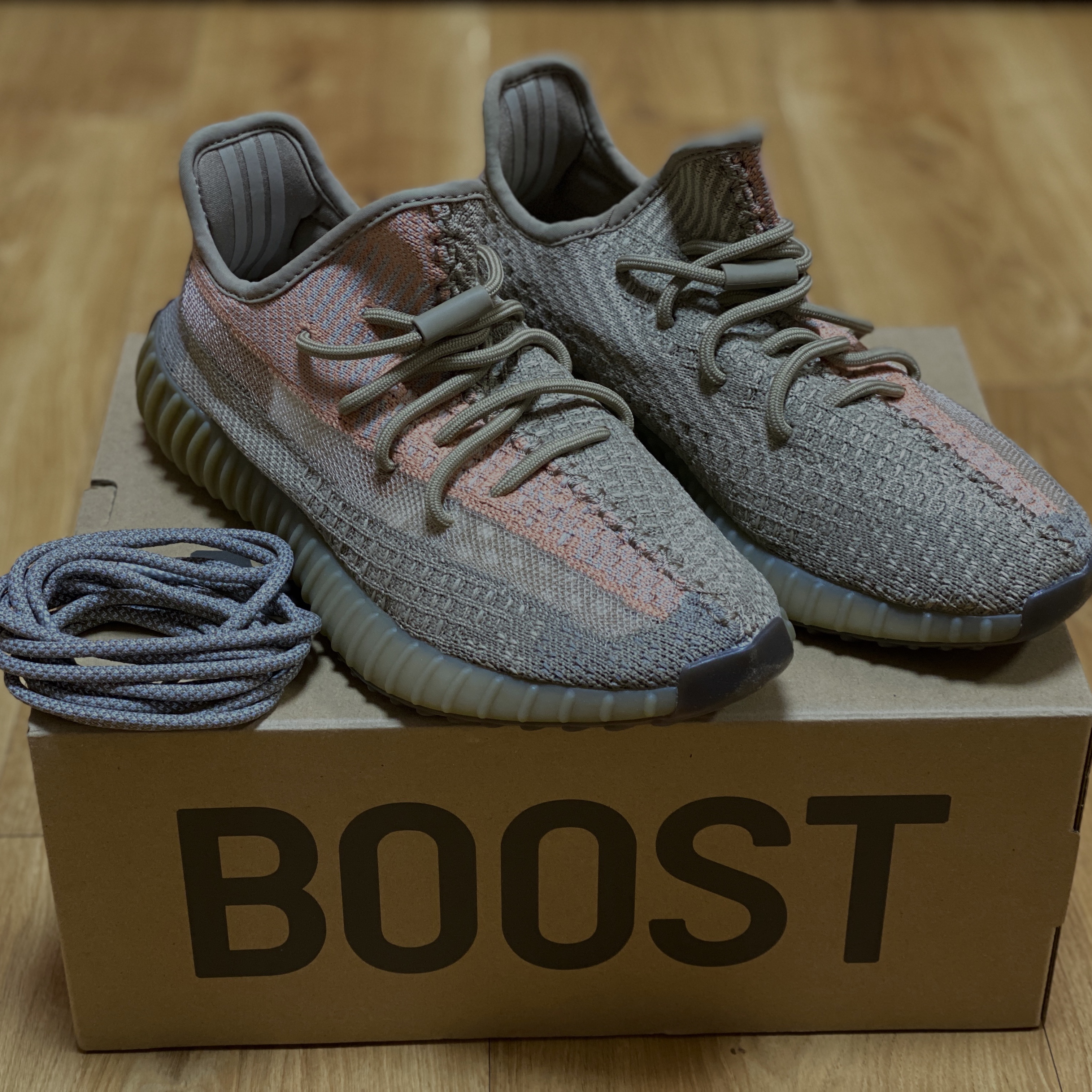 Adidas Yeezy Boost 350 V2 Sand Taupe 착용 스타일 - 1